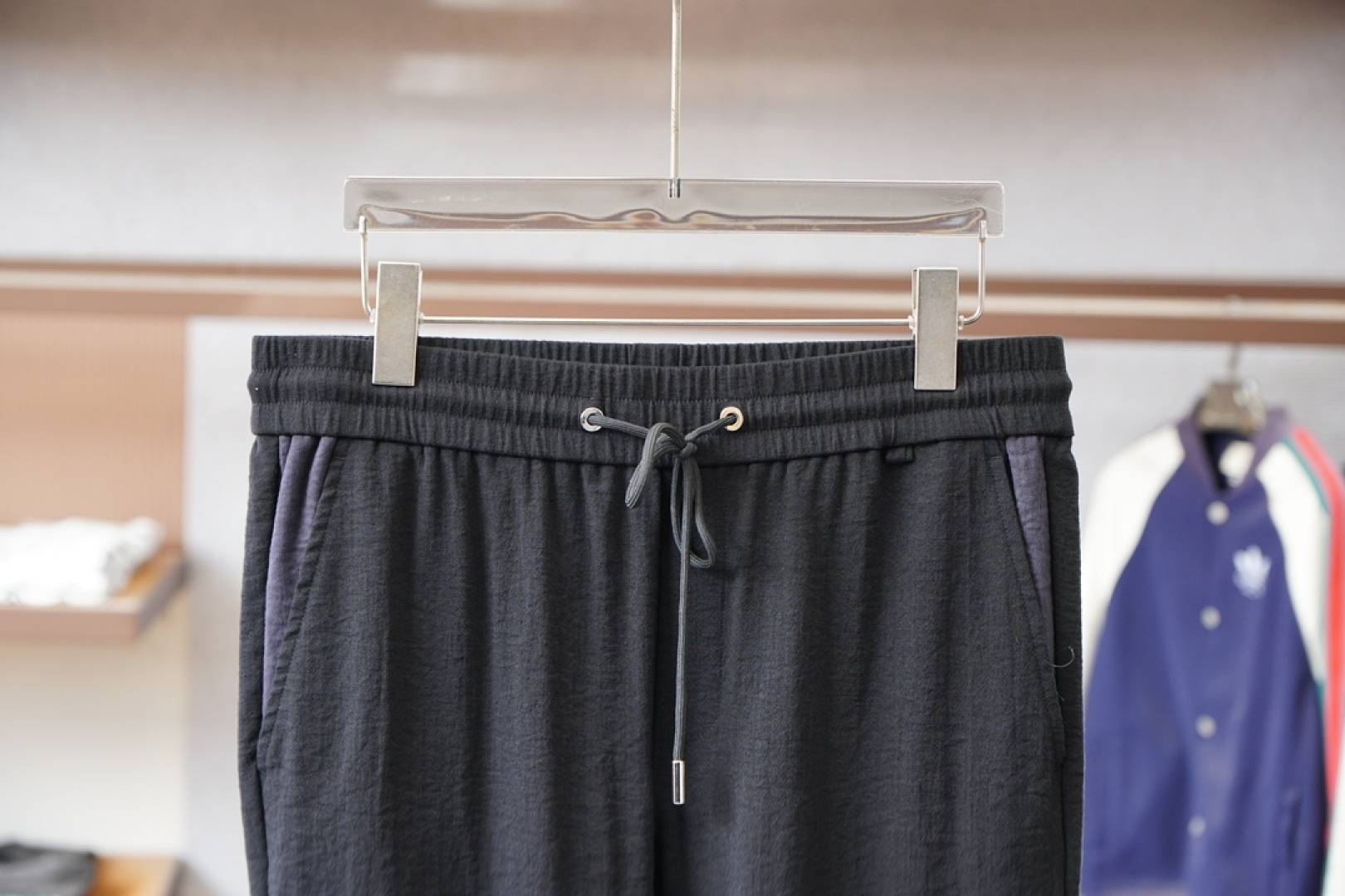 Miumiu-logo标识加绒休闲裤，男士内里科技热熔岩蓄热直筒长裤。深圳港口私密订单，M最新柜台单品来