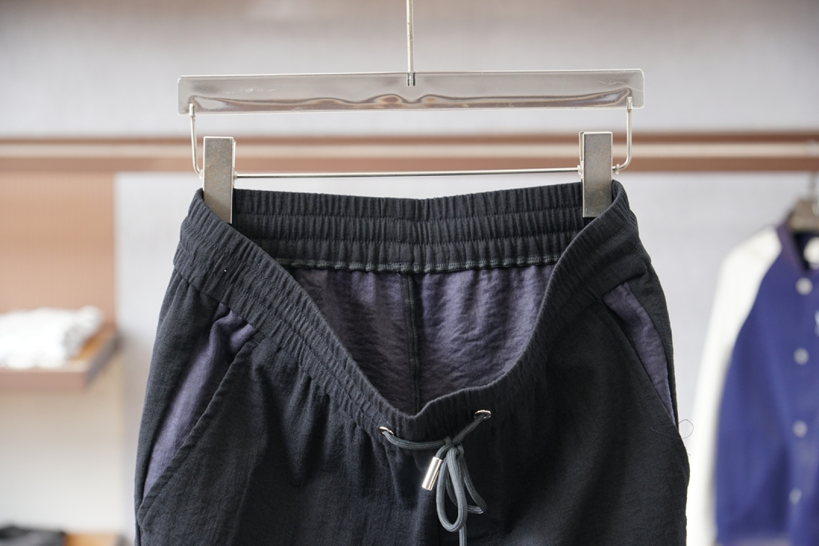 Miumiu-logo标识加绒休闲裤，男士内里科技热熔岩蓄热直筒长裤。深圳港口私密订单，M最新柜台单品来