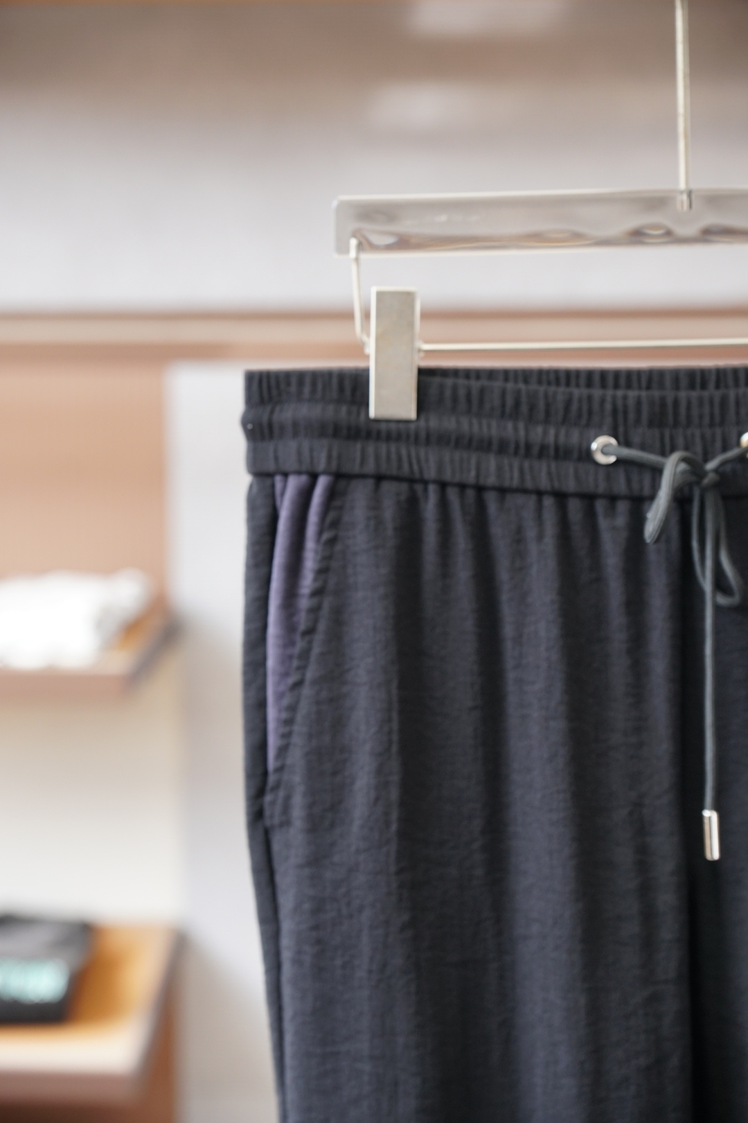 Miumiu-logo标识加绒休闲裤，男士内里科技热熔岩蓄热直筒长裤。深圳港口私密订单，M最新柜台单品来