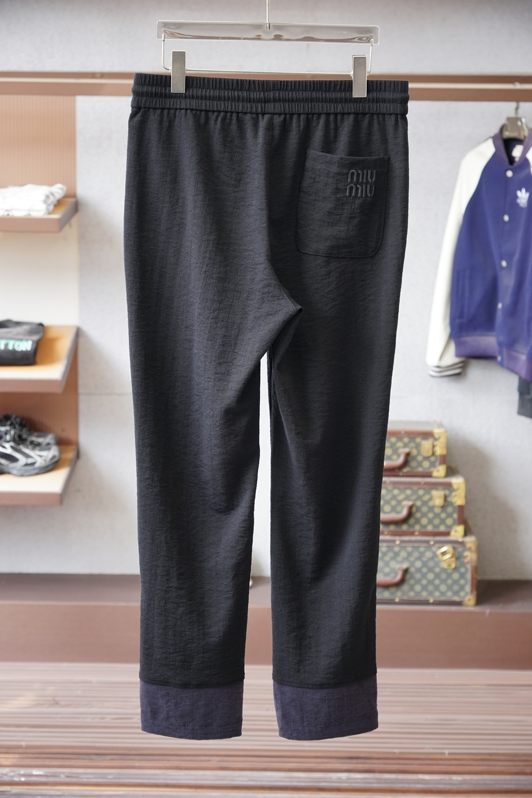 Miumiu-logo标识加绒休闲裤，男士内里科技热熔岩蓄热直筒长裤。深圳港口私密订单，M最新柜台单品来