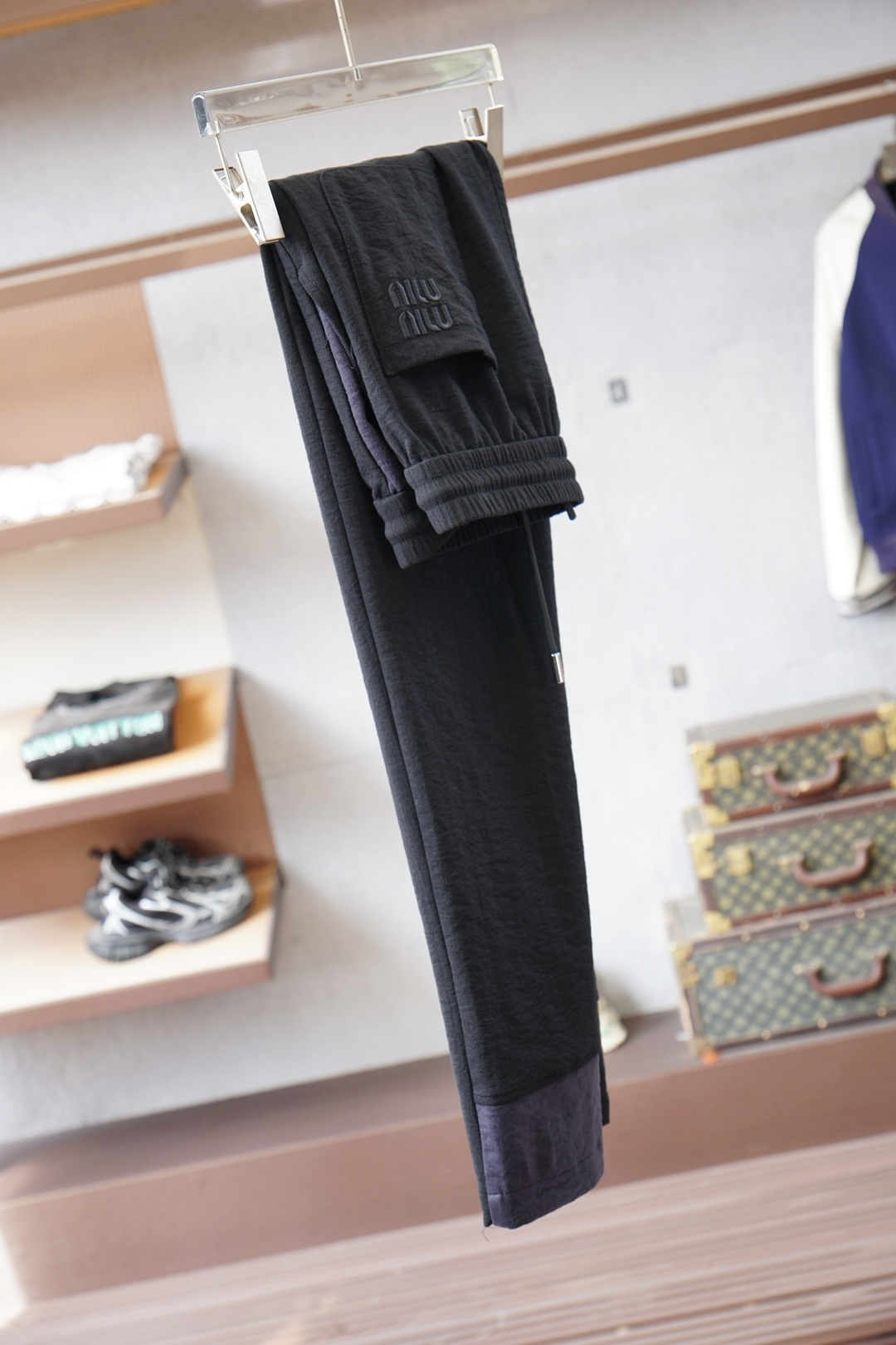 Miumiu-logo标识加绒休闲裤，男士内里科技热熔岩蓄热直筒长裤。深圳港口私密订单，M最新柜台单品来