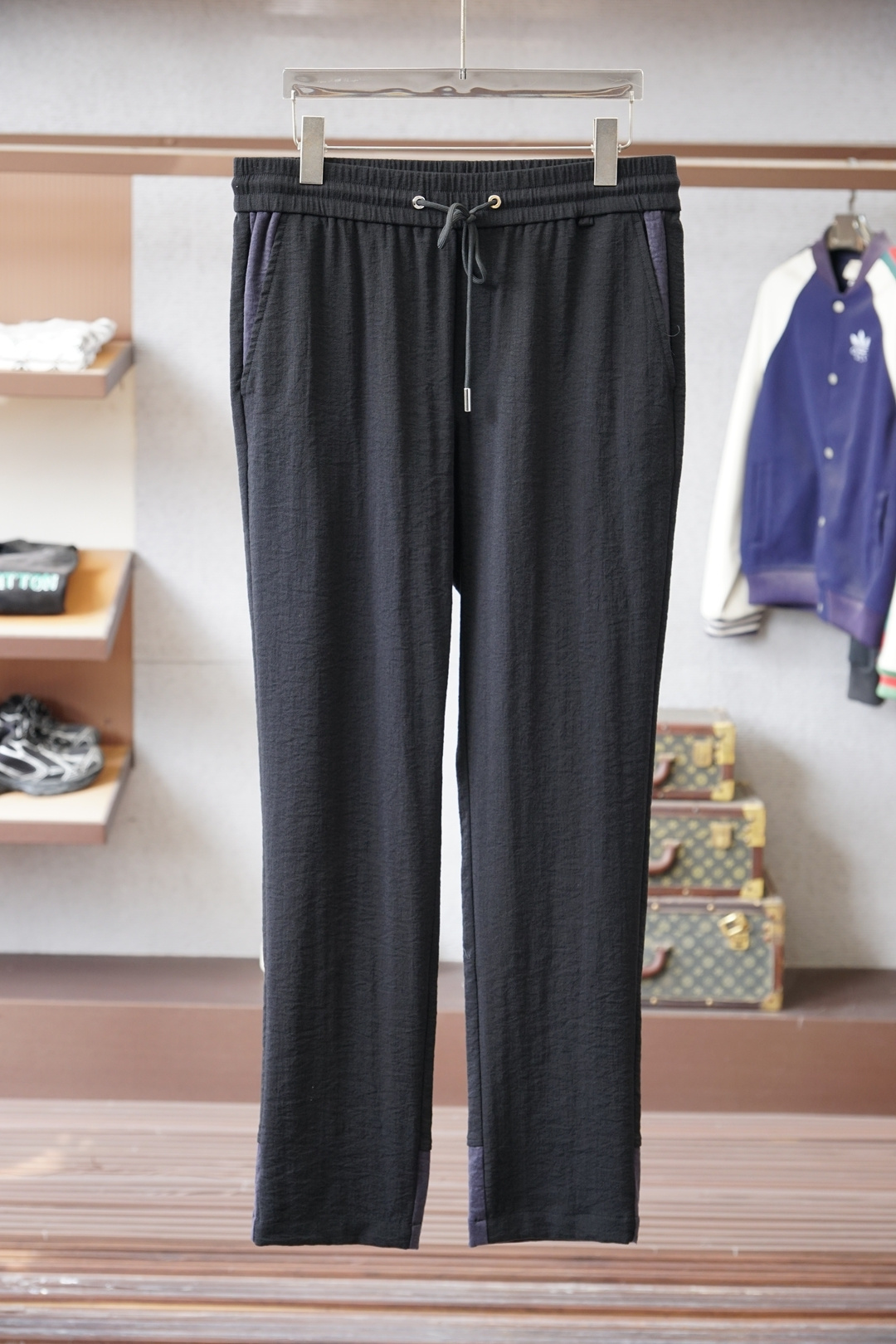 NO:614385,Miumiu-logo logo velvet casual pants, men's straight trousers with technical hot lava heat storage lining. Shenzhen port private order, M's latest counter item is here, embellished with the iconic felt logo and embroidered logo, using tightly combed Xinjiang's top long-staple cotton, lining hot lava custom fabric, high-strength heat storage, refusing to be bloated, and soft to the touch. Create a high-end urban leisure sports style, versatile upper body performance!  The style of this style can even be said to be pure and classic, with a well-fitted silhouette, knitted cotton high-definition fabric, iconic felt logo embellishment, and embroidered logo design on the back pocket of the pants, which is even more eye-catching. It fully exudes the charm of a mature man without looking old-fashioned, and the upper body effect is close to perfect.  Made of top-grade knitted cotton, with hot lava functional fine wool fabric inside. After multiple layers of fleece processing, the suede surface is very fine and gentle, and has a strong thermal insulation effect. The bottom surface is one-piece color-woven, with a tight structure and clear texture. The cotton feels comfortable, skin-friendly and warm. The overall touch is extremely comfortable, the skin-friendly effect is advanced, and the version and drape are full marks, which perfectly meets the needs of various wearing occasions. Size M-3XL M size waist 74-84 hip 102  Pants length 103 L size Waist 78-88 Hips 106 Pants length 104  Wear size M under 130 pounds, wear size L between 130-145 pounds, wear size XL between 145-160 pounds, wear size 2XL under 160-175 pounds, wear size 3XL under 175-190 pounds,,miumiu,alexander wang19860909Miumiu-logo标识加绒休闲裤,男士内里科技热熔岩蓄热直筒长裤.深圳港口私密订单,M最新柜台单品来袭,标志性毛毡logo与刺绣标识点缀,采用精梳紧密的新疆顶级长绒棉,内里热熔岩高订面料,高强蓄热,拒绝臃肿,手感柔软.打造高端都市休闲运动风格,百搭上身性能！ 此款的风格甚至可以说是纯粹跟经典,合身的版型打造,针织纯棉高定面料,标志性毛毡徽标点缀,加上裤后口袋刺绣logo设计,更是具有引人夺目.充分的散发成熟男士的魅力感,又不会显得老气,上身效果更是接近完美. 顶级针织棉质打造,内里热熔岩功能性细毛面料,经过多道起绒工艺,绒面非常细腻温和,保暖效果强.底面一体色织,结构紧实,纹理清晰.棉感舒适,亲肤保暖整体的触感极为舒适,亲肤效果高级,且版型还有垂感都是满分,完美的符合各种穿搭场合的所需.尺码M-3XL M码 腰围74-84 臀围102 裤长103 L码 腰围78-88 臀围106 裤长104 XL码腰围82-92 臀围110 裤长105 2XL码 腰围86-96 臀围114 裤长106 3XL码 腰围90-100 臀围118 裤长107 尺码推荐 130斤以内穿M码,130-145斤穿L码,145-160斤穿XL码,160-175斤穿2XL码,175-190斤穿3XL码,,miumiu,alexander wang,Men's clothing