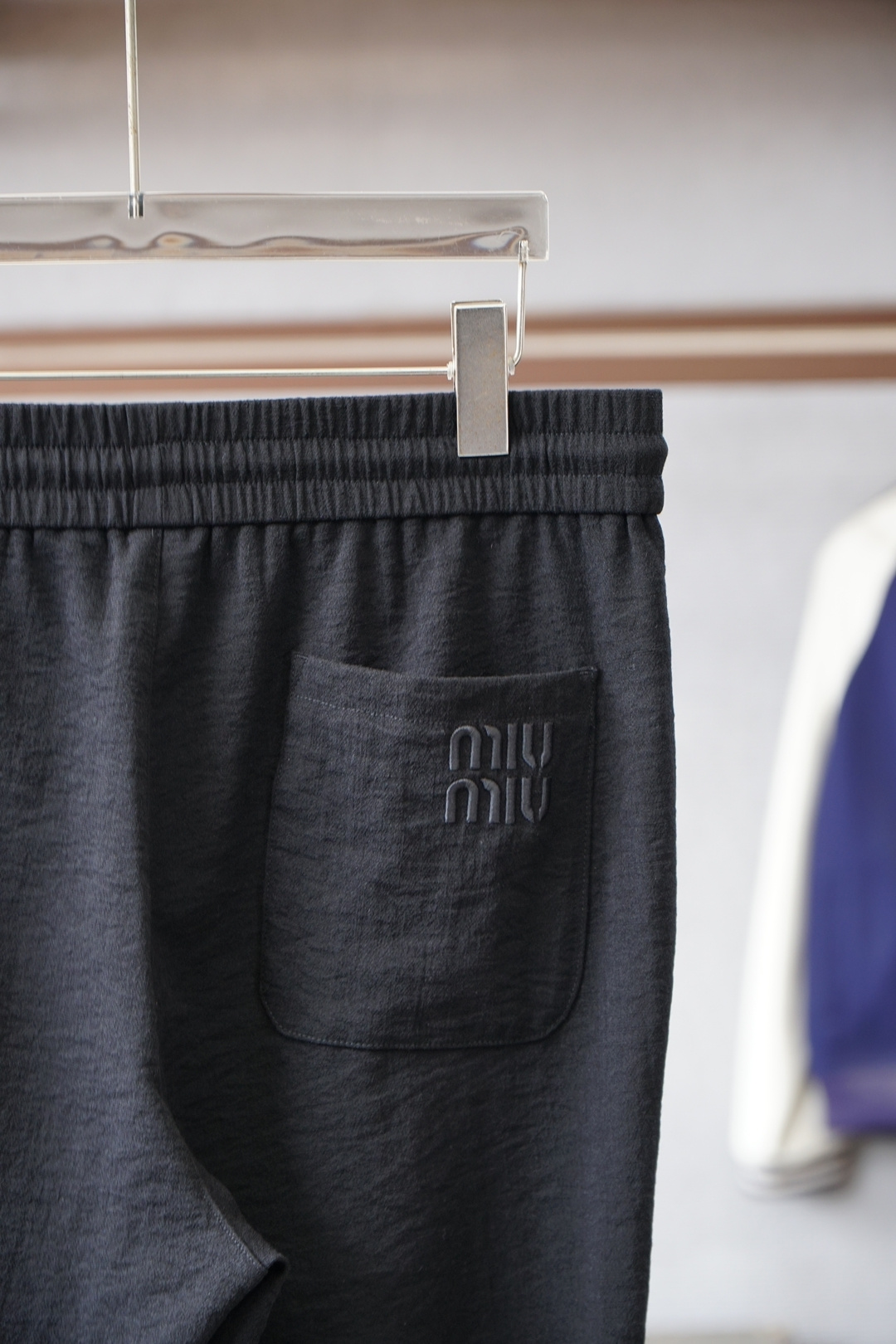 Miumiu-logo标识加绒休闲裤，男士内里科技热熔岩蓄热直筒长裤。深圳港口私密订单，M最新柜台单品来