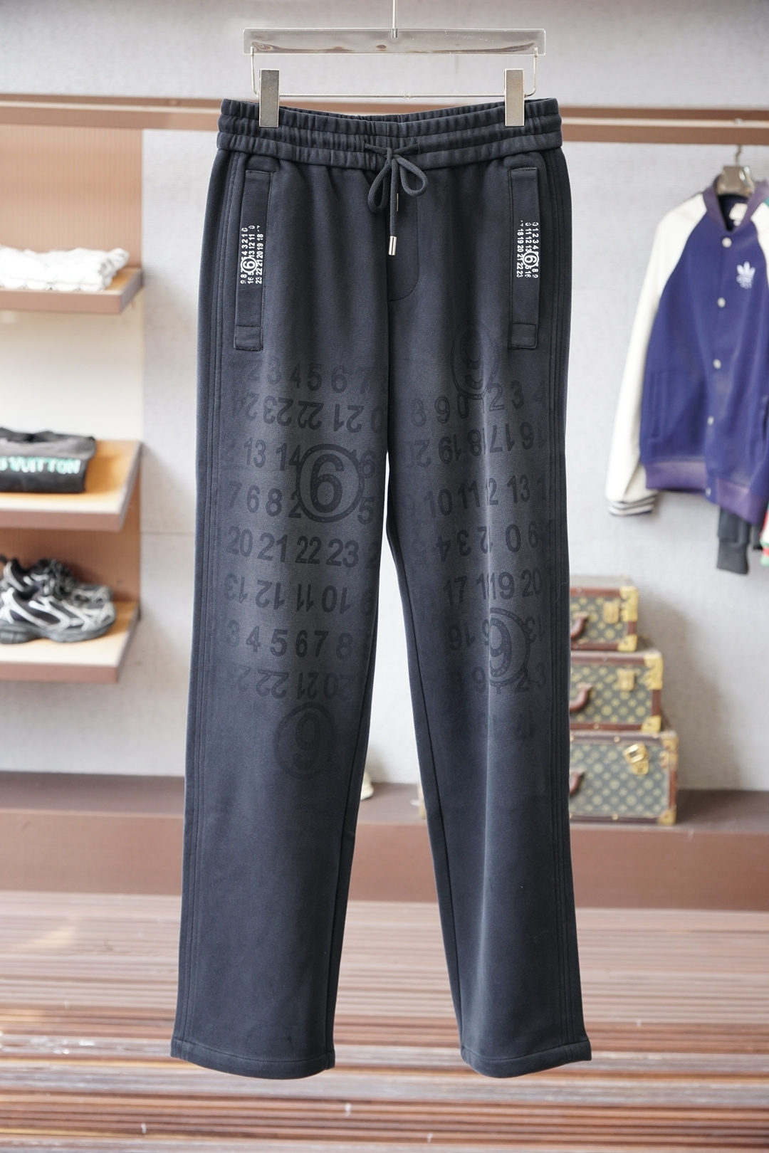 NO:607689,Margiela - 2025 Autumn and Winter Full product order, warm and stylish thickened cotton/-elastic waist straight-leg casual pants, classic and versatile, logo hardware embellishment, elastic waist drawstring fit tailoring, classic and versatile at the same time, the upper body has a casual sense of relaxation. The fabric is made of imported pure cotton 450g, comfortable and breathable, keeping warm while reflecting high-end texture. Full product order, color black beige - size m to xxxl, masion  margiela,alexander wang19860909马吉拉-2025秋冬 全品相订单,保暖有型 加厚棉/-松紧腰直脚休闲裤 经典百搭 标志五金的点缀,松紧腰抽绳合体的剪裁 经典百搭同时 上身有总随意的松弛感 面料采用进口纯棉450克舒适透气 保暖的同时 体现高档质感 全品相的订单,颜色 黑色 米色-码数m到xxxl,,masion margiela,alexander wang,Men's clothing