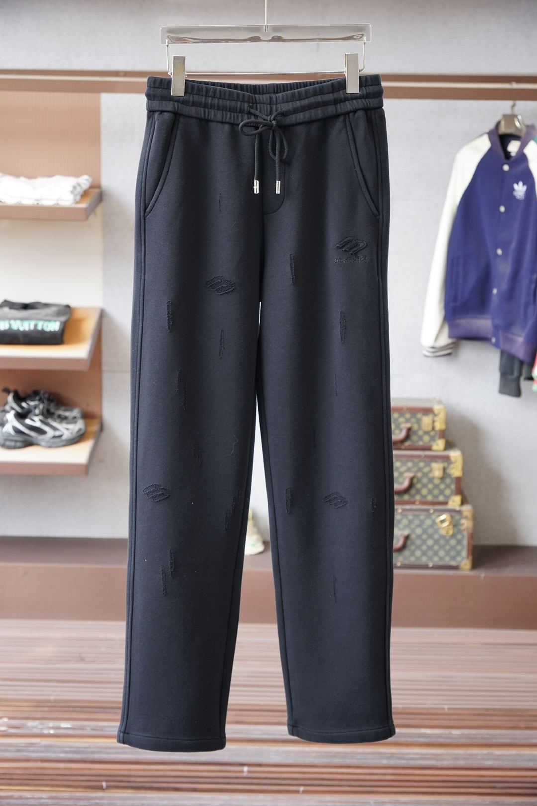 NO:607694,Balenciaga - 2025 Autumn and Winter Full product order, warm and stylish Thick cotton/-elastic waist straight-leg casual pants, classic and versatile Logo hardware embellishment, elastic waist and drawstring fit tailoring Classic and versatile at the same time The upper body has a casual and relaxed feeling The fabric is made of imported pure cotton 450g, comfortable and breathable, keeping warm while reflecting high-end texture Full product order, color black  Beige-size m to xxxl,,balenciaga,alexander wang19860909巴黎世家-2025秋冬 全品相订单,保暖有型 加厚棉/-松紧腰直脚休闲裤 经典百搭 标志五金的点缀,松紧腰抽绳合体的剪裁 经典百搭同时 上身有总随意的松弛感 面料采用进口纯棉450克舒适透气 保暖的同时 体现高档质感 全品相的订单,颜色 黑色 米色-码数m到xxxl,,balenciaga,alexander wang,Men's clothing