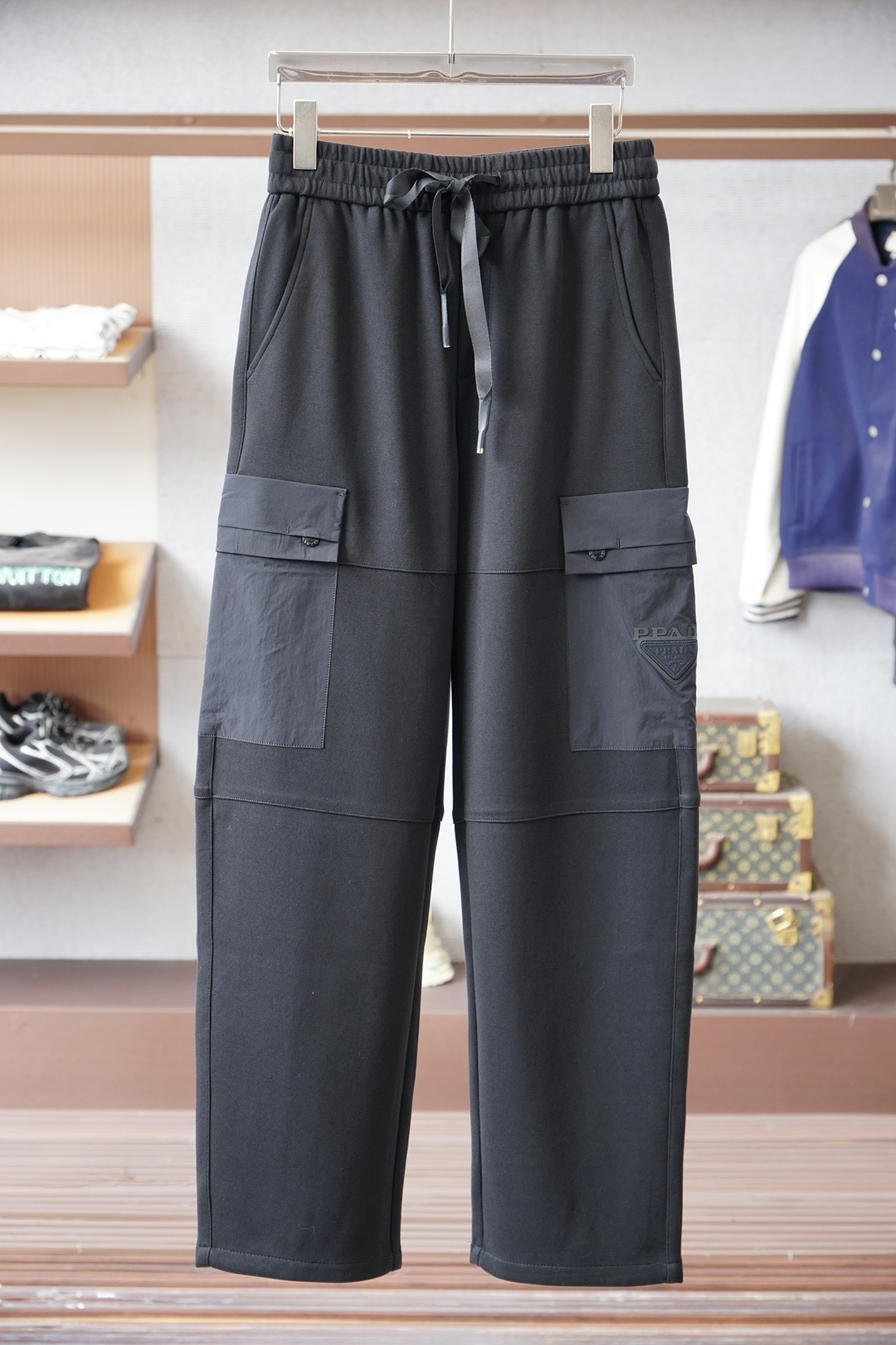 NO:607699,Prada - Prada-2025 Autumn and Winter Full product order, warm and stylish Thick cotton/-elastic waist straight-leg casual pants, classic and versatile Logo hardware embellishment, elastic waist drawstring fit tailoring Classic and versatile at the same time, the upper body has a casual and relaxed feeling The fabric is made of imported pure cotton 450g, comfortable and breathable, keeping warm while reflecting high-end texture Full product order, color black  Beige - size M to xxxl,, prada, prada, alexander wang19860909普拉达- Prada-2025秋冬 全品相订单,保暖有型 加厚棉/-松紧腰直脚休闲裤 经典百搭 标志五金的点缀,松紧腰抽绳合体的剪裁 经典百搭同时 上身有总随意的松弛感 面料采用进口纯棉450克舒适透气 保暖的同时 体现高档质感 全品相的订单,颜色 黑色 米色-码数m到xxxl,,prada,prada,alexander wang,Men's clothing