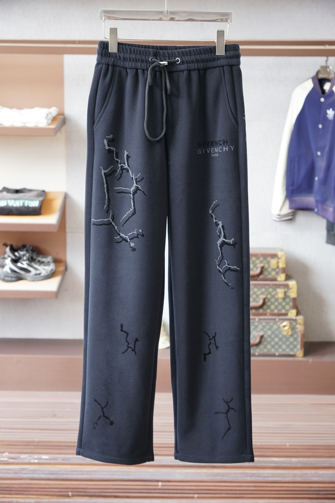 NO:607704,Givenchy - 2025 Autumn and Winter Full product order, warm and stylish thickened cotton/-elastic waist straight-leg casual pants, classic and versatile. Logo hardware embellishment, elastic waist drawstring fit tailoring. Classic and versatile at the same time. The upper body has a casual sense of relaxation. The fabric is made of imported pure cotton 450g, comfortable and breathable. It is warm while reflecting high-end texture. Full product order, color black.  Beige-size m to xxxl,,givenchy,alexander wang19860909纪梵希-2025秋冬 全品相订单,保暖有型 加厚棉/-松紧腰直脚休闲裤 经典百搭 标志五金的点缀,松紧腰抽绳合体的剪裁 经典百搭同时 上身有总随意的松弛感 面料采用进口纯棉450克舒适透气 保暖的同时 体现高档质感 全品相的订单,颜色 黑色 米色-码数m到xxxl,,givenchy,alexander wang,Men's clothing