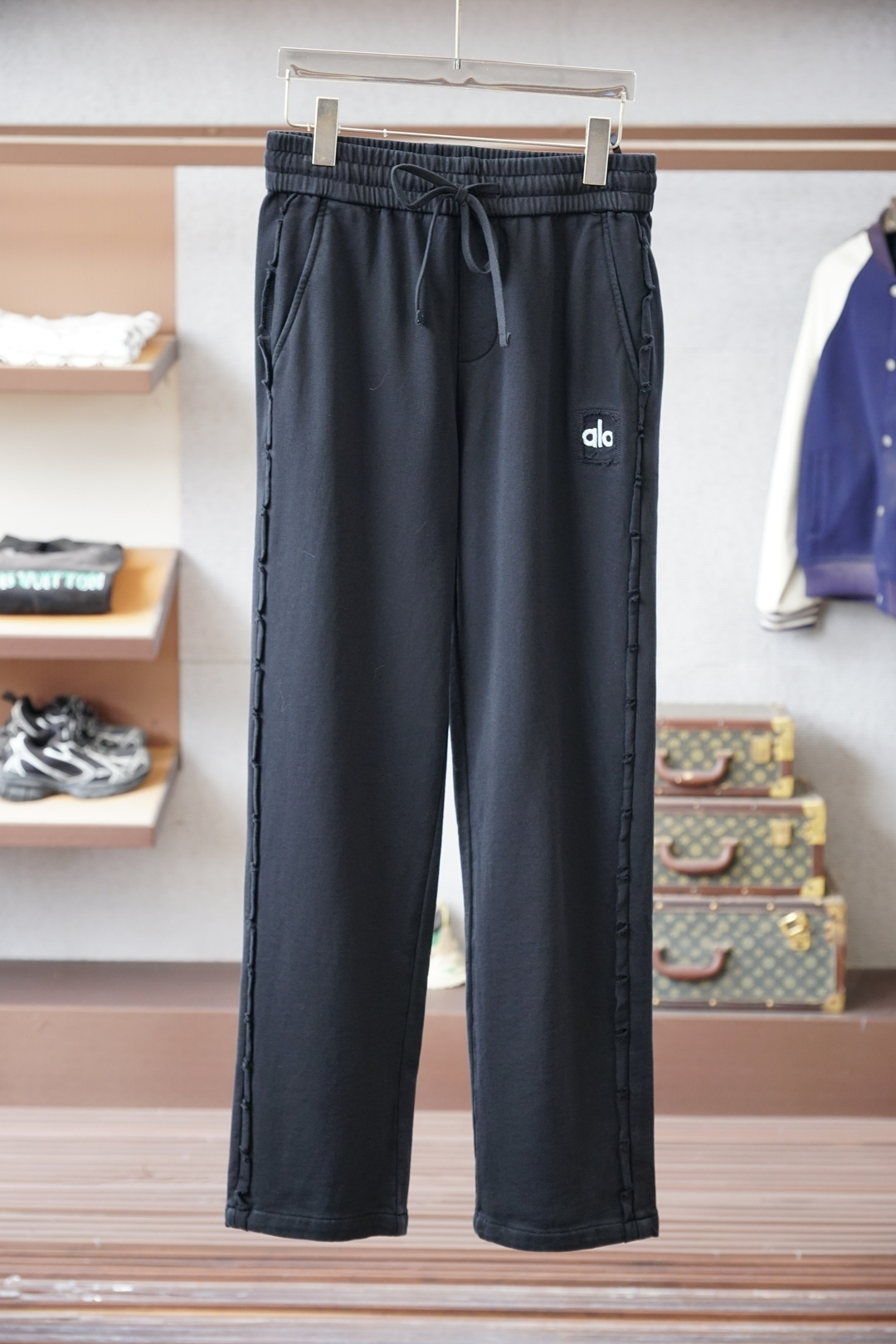 NO:607709,Europa - 2025 Autumn and Winter Full product order, warm and stylish Thick cotton/-elastic waist straight-leg casual pants Classic and versatile Logo hardware embellishment, elastic waist drawstring fit tailoring Classic and versatile at the same time The upper body has a casual sense of relaxation The fabric is made of imported pure cotton 450g, comfortable and breathable, keeping warm while reflecting high-end texture Full product order, color Black Size m to xxxl, alexander wang19860909欧跑-2025秋冬 全品相订单,保暖有型 加厚棉/-松紧腰直脚休闲裤 经典百搭 标志五金的点缀,松紧腰抽绳合体的剪裁 经典百搭同时 上身有总随意的松弛感 面料采用进口纯棉450克舒适透气 保暖的同时 体现高档质感 全品相的订单,颜色 黑色 码数m到xxxl,,alexander wang,Men's clothing