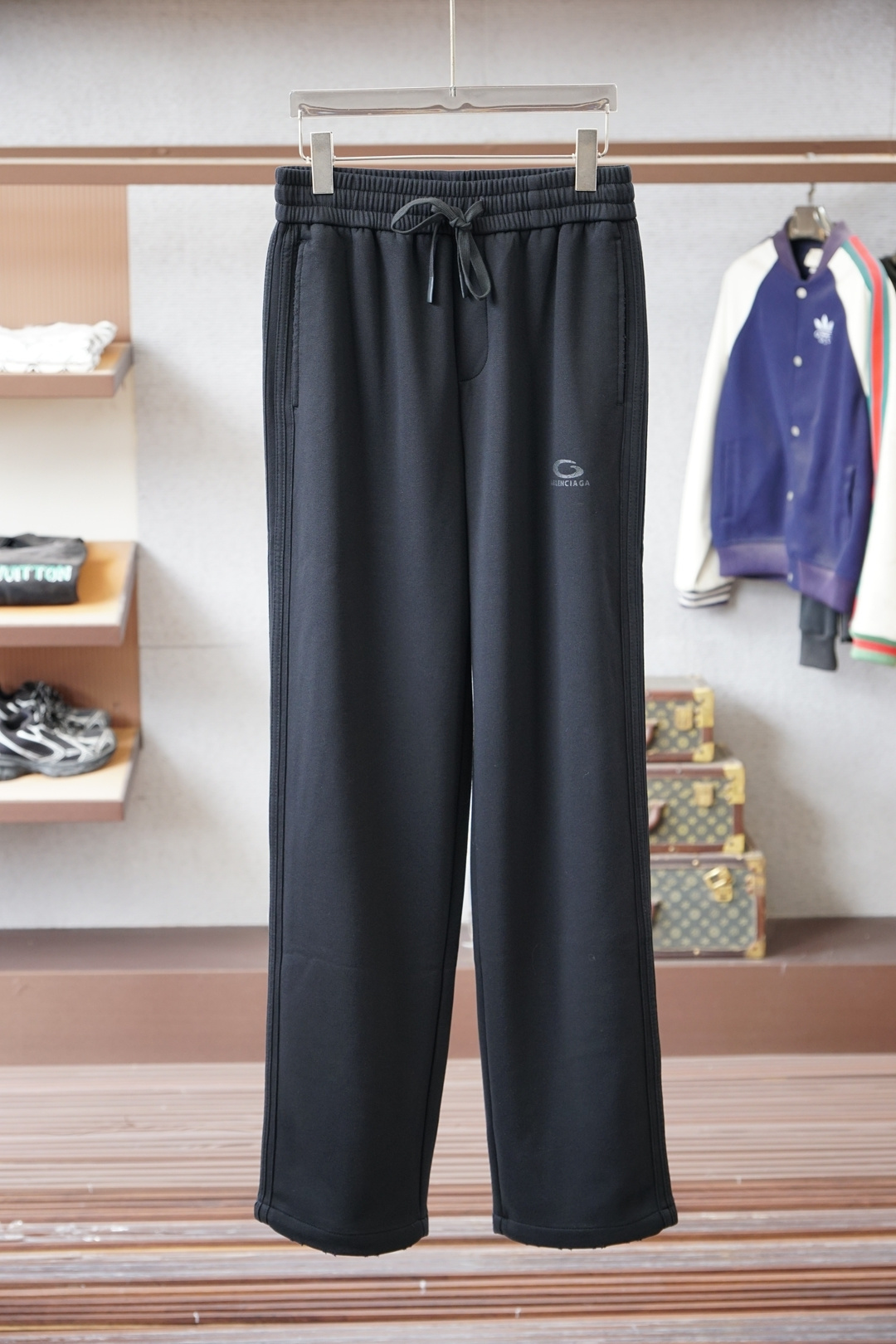 NO:607715,Balenciaga - 2025 Autumn and Winter Full product order, warm and stylish Thick cotton/-elastic waist straight-leg casual pants Classic and versatile Logo hardware embellishment, elastic waist drawstring fit tailoring Classic and versatile at the same time The upper body has a casual sense of relaxation The fabric is made of imported pure cotton 450g, comfortable and breathable, keeping warm while reflecting high-end texture Full product order, color Black Size m to xxxl,, balenciaga, alexander  wang19860909巴黎世家-2025秋冬 全品相订单,保暖有型 加厚棉/-松紧腰直脚休闲裤 经典百搭 标志五金的点缀,松紧腰抽绳合体的剪裁 经典百搭同时 上身有总随意的松弛感 面料采用进口纯棉450克舒适透气 保暖的同时 体现高档质感 全品相的订单,颜色 黑色 码数m到xxxl,,balenciaga,alexander wang,Men's clothing