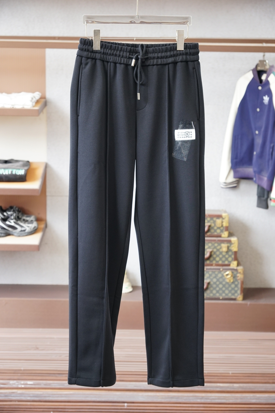 NO:607673,Margiela - 2025 Autumn and Winter Full product order, warm and stylish Thick cotton/-elastic waist straight-leg casual pants Classic and versatile Logo hardware embellishment, elastic waist drawstring fit tailoring Classic and versatile at the same time The upper body has a casual sense of relaxation The fabric is made of imported pure cotton 450g, comfortable and breathable, keeping warm while reflecting high-end texture Full product order, color Black Black size m to xxxl, masion  margiela,alexander wang19860909马吉拉-2025秋冬 全品相订单,保暖有型 加厚棉/-松紧腰直脚休闲裤 经典百搭 标志五金的点缀,松紧腰抽绳合体的剪裁 经典百搭同时 上身有总随意的松弛感 面料采用进口纯棉450克舒适透气 保暖的同时 体现高档质感 全品相的订单,颜色 黑色 黑色码数m到xxxl,,masion margiela,alexander wang,Men's clothing