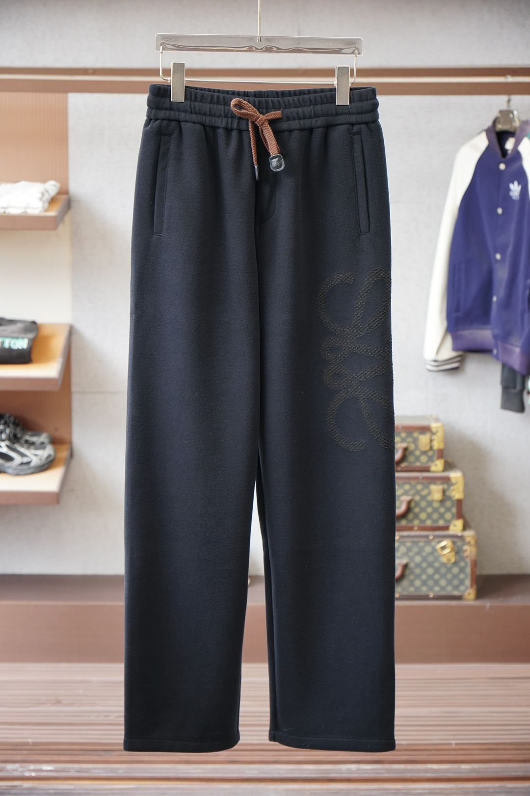 NO:607678,Loewe Loewe - 2025 Autumn and Winter Full product order, warm and stylish thickened cotton/-elastic waist straight-leg casual pants, classic and versatile. Logo hardware embellishment, elastic waist drawstring fit tailoring. Classic and versatile at the same time, the upper body has a casual sense of relaxation. The fabric is made of imported pure cotton 450g, comfortable and breathable. It is warm while reflecting high-end texture. Full product order, color black  Beige-size m to xxxl,,loewe,loewe,alexander wang19860909Loewe罗意威-2025秋冬 全品相订单,保暖有型 加厚棉/-松紧腰直脚休闲裤 经典百搭 标志五金的点缀,松紧腰抽绳合体的剪裁 经典百搭同时 上身有总随意的松弛感 面料采用进口纯棉450克舒适透气 保暖的同时 体现高档质感 全品相的订单,颜色 黑色 米色-码数m到xxxl,,loewe,loewe,alexander wang,Men's clothing