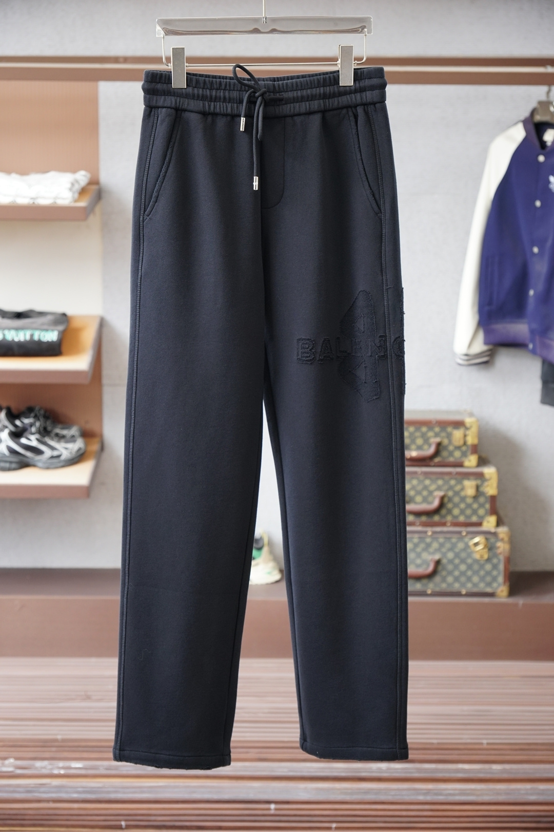 NO:607681,Balenciaga - 2025 Autumn and Winter Full product order, warm and stylish Thick cotton/-elastic waist straight-leg casual pants Classic and versatile Logo hardware embellishment, elastic waist drawstring fit tailoring Classic and versatile at the same time The upper body has a casual sense of relaxation The fabric is made of imported pure cotton 450g, comfortable and breathable, keeping warm while reflecting high-end texture Full product order, color Black Size m to xxxl,, balenciaga, alexander  wang19860909巴黎世家-2025秋冬 全品相订单,保暖有型 加厚棉/-松紧腰直脚休闲裤 经典百搭 标志五金的点缀,松紧腰抽绳合体的剪裁 经典百搭同时 上身有总随意的松弛感 面料采用进口纯棉450克舒适透气 保暖的同时 体现高档质感 全品相的订单,颜色 黑色 码数m到xxxl,,balenciaga,alexander wang,Men's clothing