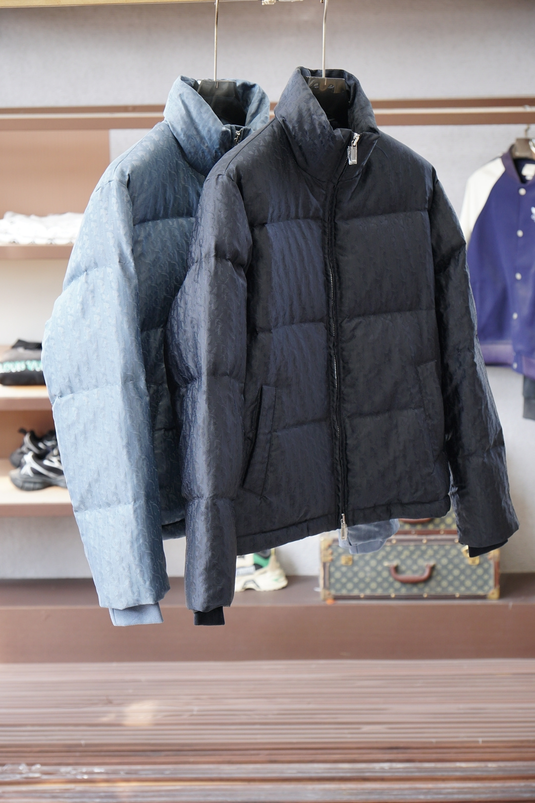 NO:607686,Dior - high-end recommended products 2025 autumn and winter men's original pure 90 white duck down jacket!  Aristocratic blood, full of fluffiness, cold-resistant artifact, high-end top-notch ready-to-wear, the whole piece of clothing is designed with hand-weighted craftsmanship, the soft shell fabric is comfortable and soft, and the filling is imported high-grade selected 90 white duck down feathers. It is high in weight and thick, with excellent quick-heating and heat-containing effects. It gathers Zegna's traditional craft symbol pieces, and gives the new season's fashion vitality and fashion aesthetic value. The style is both solemn and harmonious, and is the first choice for urban elite men. Size M-3XL, 178  140 catties wears L slim fit, can wear up to 190 catties, dior, zegna, down jacket, alexander wang19860909迪奥—高端推荐牛货 2025秋冬款男士原单纯正90白鸭羽绒服！贵族血统 蓬松感十足 御寒神器 高端顶尖一线成衣,整件衣服采 用手重工艺设计,软壳面料舒适柔软,填充物为进口高级甄选90白鸭绒羽毛,高克重厚实,速热以及聚温保暖效果极好.聚集了杰尼亚传统工艺 符号片, 并赋予了新一季时尚活力和时装美学价值,亦庄亦谐的风格,都市精英男士首选.尺码M-3XL,178 140斤穿L修身 最大可穿190斤,,dior,zegna,down jacket,alexander wang,Men's clothing