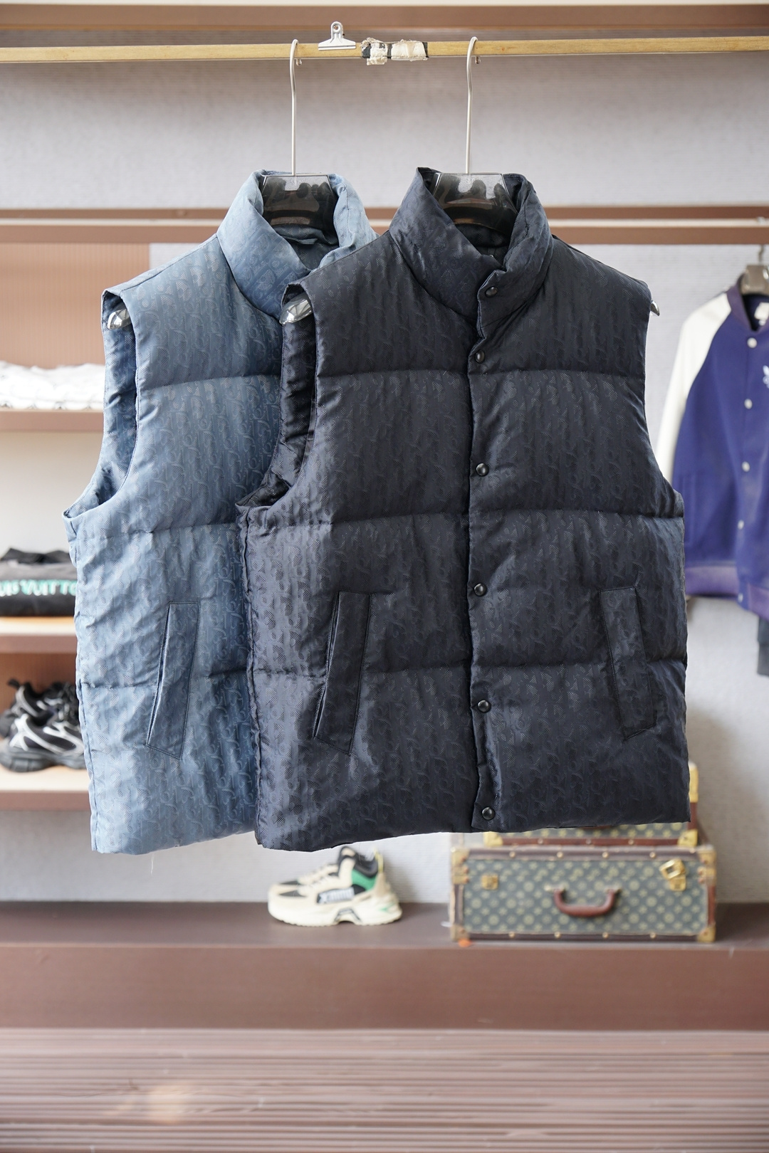 NO:610221,Dior - high version (with logo on the lining) with exclusive dust bag DR DIoR 25FW new down vest  The fabric uses scientific jacquard technology to apply laser jacquard technology to the fabric, making the entire piece more concave and convex, with a stronger three-dimensional effect. This technology not only improves the visual effect of the fabric, but also enhances the durability and comfort of the fabric. The custom-woven high-density satin nylon material, combined with the dark jacquard weave method, makes the down highly waterproof, anti-fouling, and dust-proof. This ensures that it can maintain good appearance and performance in bad weather.  Printing process Oblique printing is applied to the fabric through precise printing technology, perfectly integrating with the fabric, showing a low-key and luxurious visual effect. The down filling is strictly processed and screened to ensure the fluffiness and warmth of the down. The down is evenly filled into the liner and fixed by sewing and gluing.  Detail processing is carried out on the collar, cuffs, hem and other parts to improve the practicality and beauty. At the same time, ironing and inspection are carried out to ensure that the product quality meets the standards. Black, same style for men and women!  SIZE: S-XL three standard complete, dior, dior, down jacket, alexander wang19860909Dior迪奥-高版本（里布有logo）配专属防尘袋 DR DIoR 25FW新款羽绒马甲 面料采用科技提花技术在面料上应用激光提花技术,使整件凹凸有致,立体感更强.这种技术不仅提升了面料的视觉效果,还增强了面料的耐用性和舒适度.定织高密度缎面尼龙材质,结合暗纹提花织法,使得羽绒具有极高的防水、防污、防尘性能.这确保了在恶劣天气下也能保持良好的外观和性能. 印花工艺Oblique印花通过精密的印刷技术应用于面料上,与面料完美融合,呈现出低调而奢华的视觉效果. 羽绒填充经过严格的处理和筛选,确保羽绒的蓬松度和保暖性.将羽绒均匀地填充到的内胆中,并通过缝制压胶等方式固定. 细节处理在的领口、袖口、下摆等部位进行细节处理,以提升的实用性和美观度.wt同时,对进行整烫和检验,确保产品质量符合标准. 黑色,男女同款！ SIZE:S-XL 三标齐全,,dior,dior,down jacket,alexander wang,Men's clothing