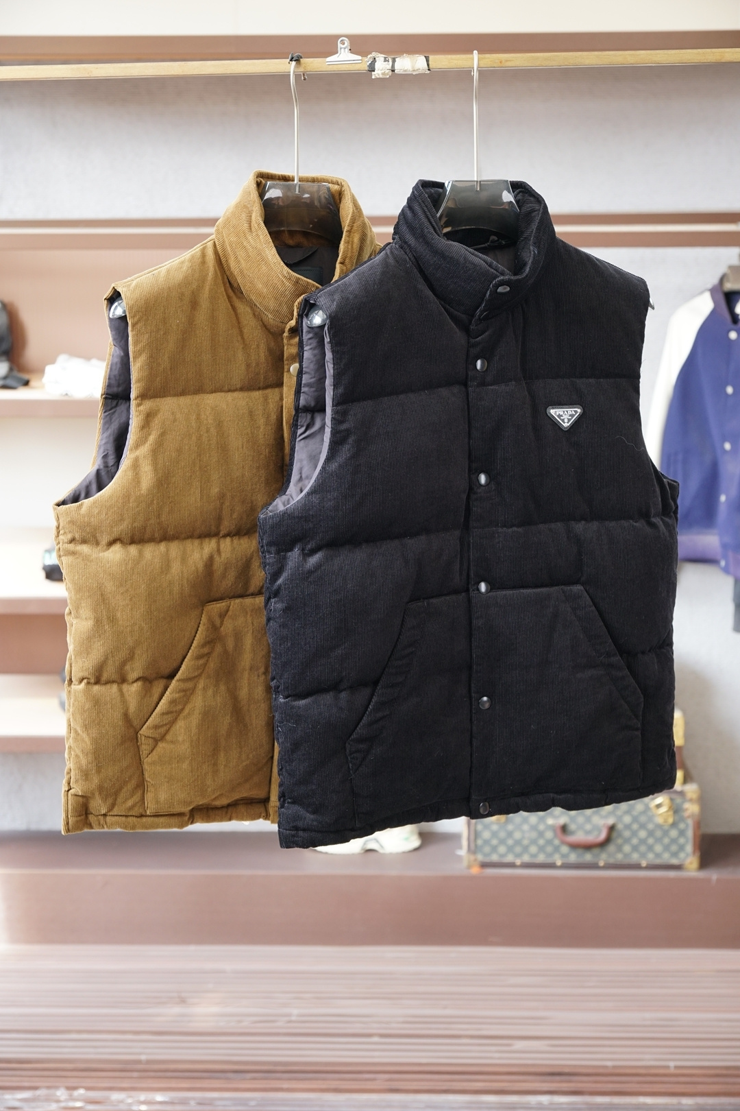 NO:610217,Prada-Prada 25FW This triangle logo is made of genuine leather, and the triangle logo hardware. The Prada letters are smoothed by hand and have no concave and convex feeling, just like ZP. There are three pockets inside. There is an invisible hood behind the collar, and all the details are the same as ZP. It comes with an exclusive dust bag. Please pay attention to the details for the higher version. New autumn and winter corduroy stand-up collar warm down vest!  The classic triangular logo vest is the same for both men and women. The corduroy fabric is really soft. It is definitely a highlight of autumn and winter wear. It is a fashionable tool for autumn and winter that can be worn by both men and women. For this kind of classic that is not easy to go out of style, fashionable men and women can buy it with confidence. It is definitely the best choice as a daily commuting item!  This down vest is made of custom-woven corduroy material supplied by customers. The surface of the fabric has three-dimensional and warm groove details, which visually brings a retro and nostalgic tone. It has a bit of 70s feel mixed in, giving people a lazy and relaxing feeling!  The delicate and smooth fiber lining inside is filled with 90% white goose down. It has sufficient down filling and is free of stems and clumps. It has a full and soft down texture. It rebounds instantly when pressed. It can effectively lock in and gather body temperature, bringing you the warmest and most comfortable wearing experience!  The basic and conventional stand-up collar vest style cutting, simple and neat design, can easily create a fashionable and elegant casual look!  Size S-XL,,prada,prada,down jacket,hats,alexander wang19860909普拉达-Prada 25FW 此款三角标采用真皮、三角标五金logo Prada字母采用磨平工艺用手抚摸无凹凸感和ZP一样.内里设有三个口袋. 领口后方设有隐形帽子、所有细节和ZP一样. 配专属防尘袋.高版本请认准细节.秋冬新款灯芯绒立领保暖羽绒马甲！男女同款经典三角标马甲,灯芯绒面料真的好温柔哦,绝对是秋冬穿搭的一大亮点～ 男女通穿的秋冬时尚着装利器,对于这种不易过时的经典之作,各位潮男潮女们可以放心入手,作为日常通勤单品搭配绝对是最佳的选择！ 此款羽绒背心甄选客供定织灯芯绒材质制作而成,面料表面立体温润的坑条细节,视觉上自带复古怀旧腔调,骨子里混了些许70年代的feel,给人慵懒放松的感觉！内里细腻爽滑的纤维内衬,搭配90白鹅绒填充,充绒量足且无梗不结块,饱满柔软的羽绒质感,按压下去瞬间回弹,着身可以有效的锁温聚温,带来最保暖舒适的着穿体验！基础常规的立领马甲版型裁剪,简洁利落的设计,可轻松打造时尚大气的休闲造型！ 尺码S-XL,,prada,prada,down jacket,hats,alexander wang,Men's clothing