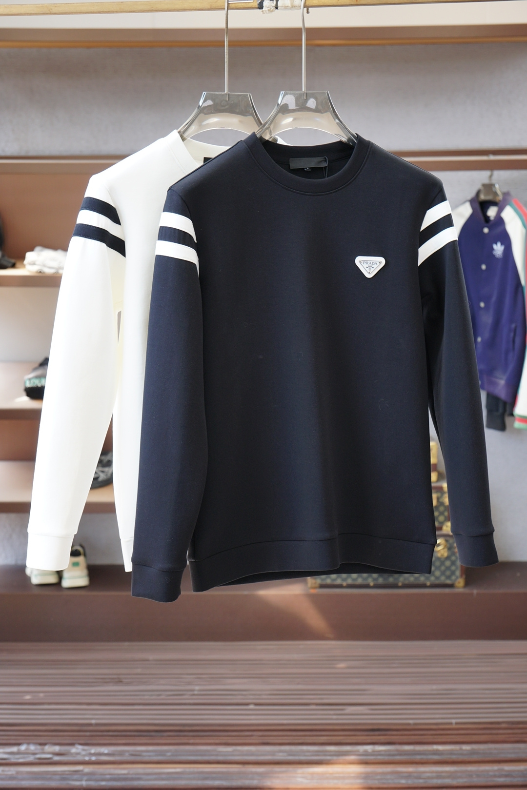 NO:610163,, Prada Prada-1 latest autumn sweatshirt This sweatshirt is made of plain cotton knitted with Logo on the chest  Autumn and winter show fashion, can be used for various styles, imported air cotton is comfortable and soft, suitable for loose-fitting round necks in autumn and winter. This type of sweatshirt is loose and comfortable, very comfortable to wear, and can also show a casual sense of fashion. The logo printing on the chest highlights the brand charm, M-3XL.,, prada, prada, hoodie, sweatshirts, alexander wang19860909, Prada普拉达-1秋款最新卫衣 本款卫衣衫以素净棉质针织,胸前Logo 秋冬秀场风尚,可为各式造型,进口空气棉舒适柔软细呢,适合秋冬季节宽松版型的圆领,这种版型的卫衣宽松舒适,穿着非常自在,同时也能够展现出随性的时尚感.胸前Logo印花彰显品牌魅力、M-3XL.,,prada,prada,hoodie,sweatshirts,alexander wang,Men's clothing