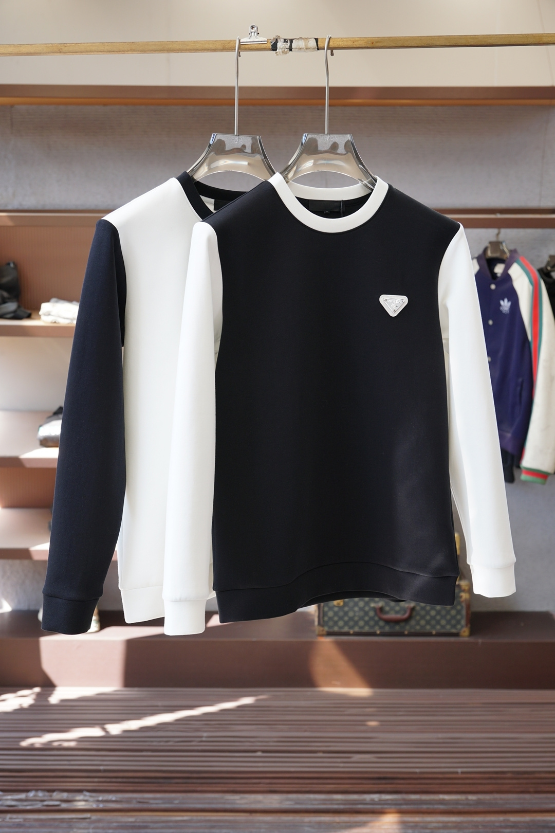 NO:610171,, Prada Prada-1 latest autumn sweatshirt This sweatshirt is made of plain cotton knitted with Logo on the chest  Autumn and winter show fashion, can be used for various styles, imported air cotton is comfortable and soft, suitable for loose-fitting round necks in autumn and winter. This type of sweatshirt is loose and comfortable, very comfortable to wear, and can also show a casual sense of fashion. The logo printing on the chest highlights the brand charm, M-3XL.,, prada, prada, hoodie, sweatshirts, alexander wang19860909, Prada普拉达-1秋款最新卫衣 本款卫衣衫以素净棉质针织,胸前Logo 秋冬秀场风尚,可为各式造型,进口空气棉舒适柔软细呢,适合秋冬季节宽松版型的圆领,这种版型的卫衣宽松舒适,穿着非常自在,同时也能够展现出随性的时尚感.胸前Logo印花彰显品牌魅力、M-3XL.,,prada,prada,hoodie,sweatshirts,alexander wang,Men's clothing