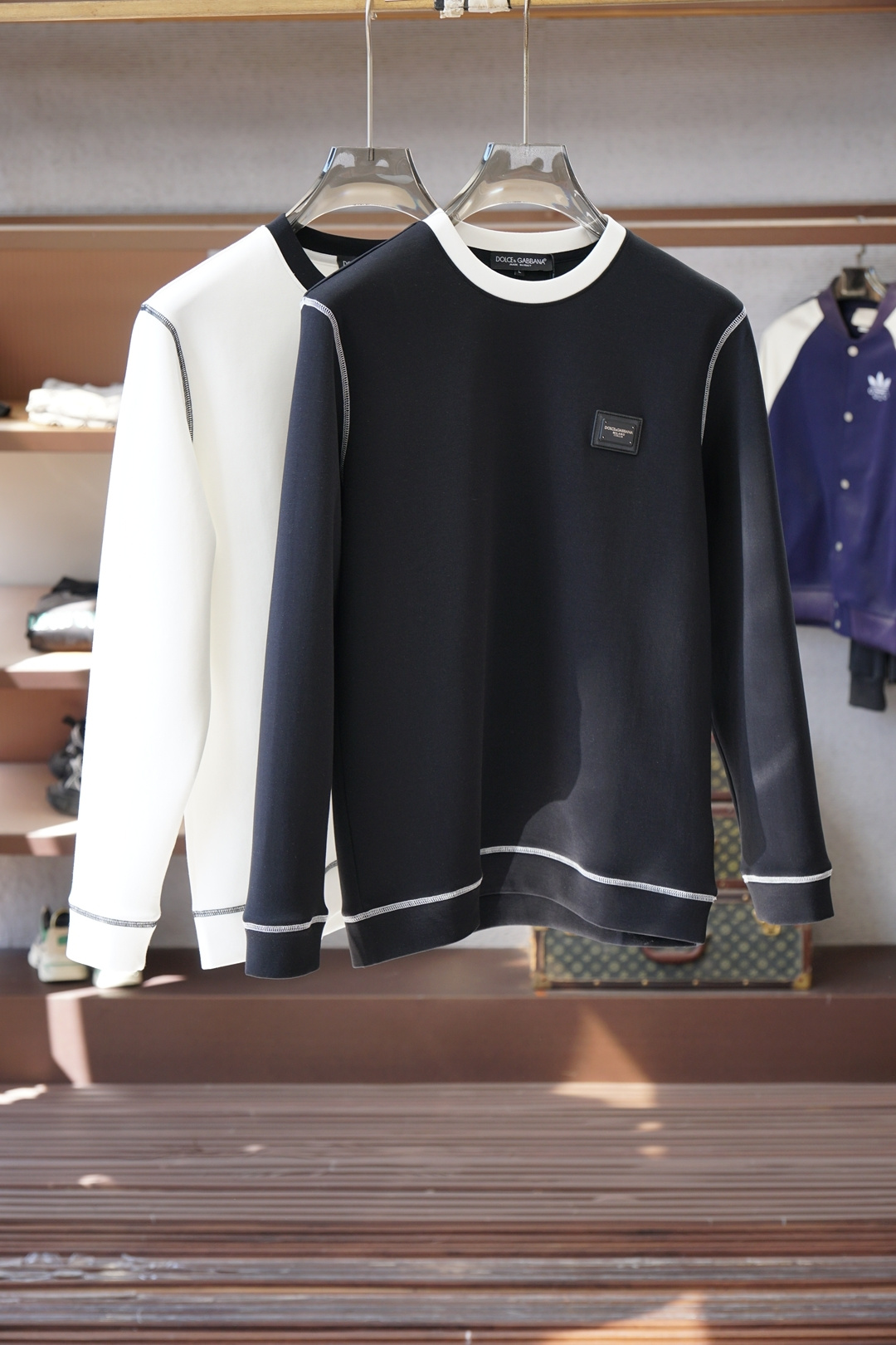 NO:610159,, DG-1 latest autumn sweatshirt. This sweatshirt is knitted with pure cotton. The logo on the chest is in autumn and winter show fashion. It can be made into various styles. The imported air cotton is comfortable and soft. It is suitable for a loose-fitting round neck in autumn and winter. This type of sweatshirt is loose and comfortable, very comfortable to wear, and can also show a casual sense of fashion. The logo printing on the chest highlights the brand charm, M-3XL.,, hoodie, sweatshirts, alexander wang19860909, DG-1秋款最新卫衣 本款卫衣衫以素净棉质针织,胸前Logo 秋冬秀场风尚,可为各式造型,进口空气棉舒适柔软细呢,适合秋冬季节宽松版型的圆领,这种版型的卫衣宽松舒适,穿着非常自在,同时也能够展现出随性的时尚感.胸前Logo印花彰显品牌魅力、M-3XL.,,hoodie,sweatshirts,alexander wang,Men's clothing