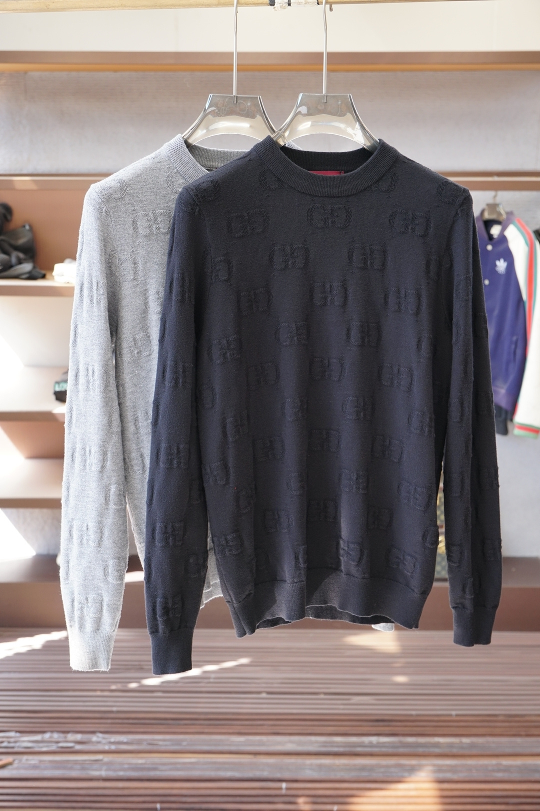 NO:610197,Dior Dior - New wool blended pullover crew neck sweater. It is made of fine and ultra-fine extracted fabrics that do not stick or ball. 1.1 advanced customization, completely restoring the original version. The 3D computer jacquard worsted plaid pattern creates an exquisite design. The weight factor makes the clothes very drapey and the design of the cardigan makes the upper body more lazy. It is perfectly in line with the fashion concept of the latest series of styles, and you can experience the latest style!  !  Size M-3XL,,dior,dior,sweaters,alexander wang19860909Dior迪奥-新款羊毛混纺套头圆领毛衣 精超细提取面料制成,不扎不起球,1.1高级定制,完全还原原版,3D电脑提花精纺的格纹图案,缔造精致设计感.以及重量的因素让衣服非常具有垂感以及开衫的设计让上身更具慵懒气质,完美的符合最新系列风格的时尚理念,体验最新的风情！！ 尺码M-3XL,,dior,dior,sweaters,alexander wang,Men's clothing