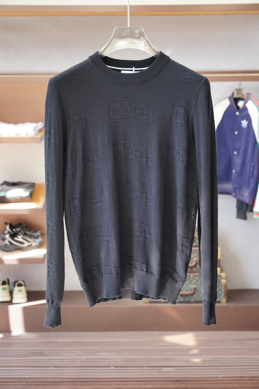 NO:610186,BBR Burberry - New wool blended pullover crew neck sweater. Made of fine and ultra-fine extracted fabrics, no pricking or pilling, 1.1 advanced customization, completely restoring the original version, 3D computer jacquard worsted plaid pattern, creating an exquisite design. The weight factor makes the clothes very drapey and the design of the cardigan makes the upper body more lazy. It is perfectly in line with the fashion concept of the latest series of styles, and experience the latest style!  !  Size M-3XL,,burberry,sweaters,alexander wang19860909BBR 巴宝莉-新款羊毛混纺套头圆领毛衣 精超细提取面料制成,不扎不起球,1.1高级定制,完全还原原版,3D电脑提花精纺的格纹图案,缔造精致设计感.以及重量的因素让衣服非常具有垂感以及开衫的设计让上身更具慵懒气质,完美的符合最新系列风格的时尚理念,体验最新的风情！！ 尺码M-3XL,,burberry,sweaters,alexander wang,Men's clothing