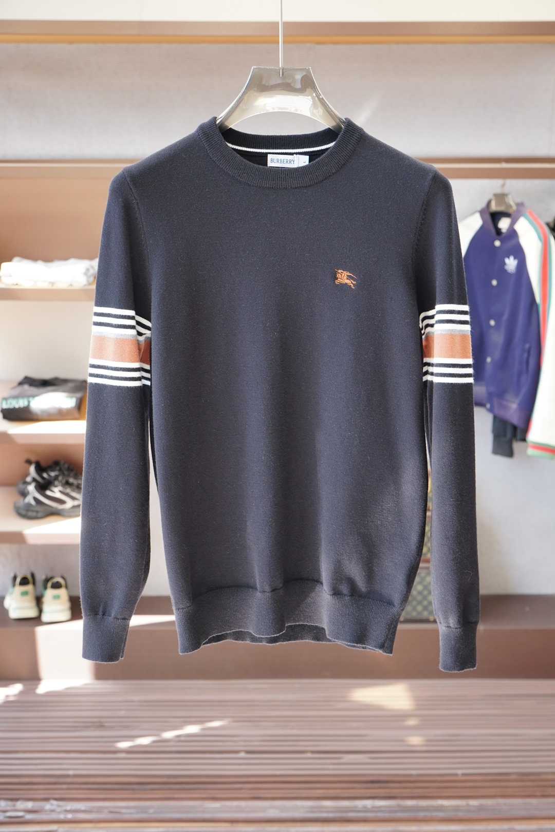 NO:610191,BBR Burberry/New Wool Blended Pullover Round Neck Sweater is made of fine and ultra-fine extracted fabrics, does not stick or ball, 1.1 advanced customization, completely restores the original version, 3D computer jacquard worsted plaid pattern, creating an exquisite design. The weight factor makes the clothes very drapey and the design of the cardigan makes the upper body more lazy. It is perfectly in line with the fashion concept of the latest series of styles, experience the latest style!  !  Size M-3XL,,burberry,sweaters,alexander wang19860909BBR 巴宝莉/新款羊毛混纺套头圆领毛衣 精超细提取面料制成,不扎不起球,1.1高级定制,完全还原原版,3D电脑提花精纺的格纹图案,缔造精致设计感.以及重量的因素让衣服非常具有垂感以及开衫的设计让上身更具慵懒气质,完美的符合最新系列风格的时尚理念,体验最新的风情！！ 尺码M-3XL,,burberry,sweaters,alexander wang,Men's clothing