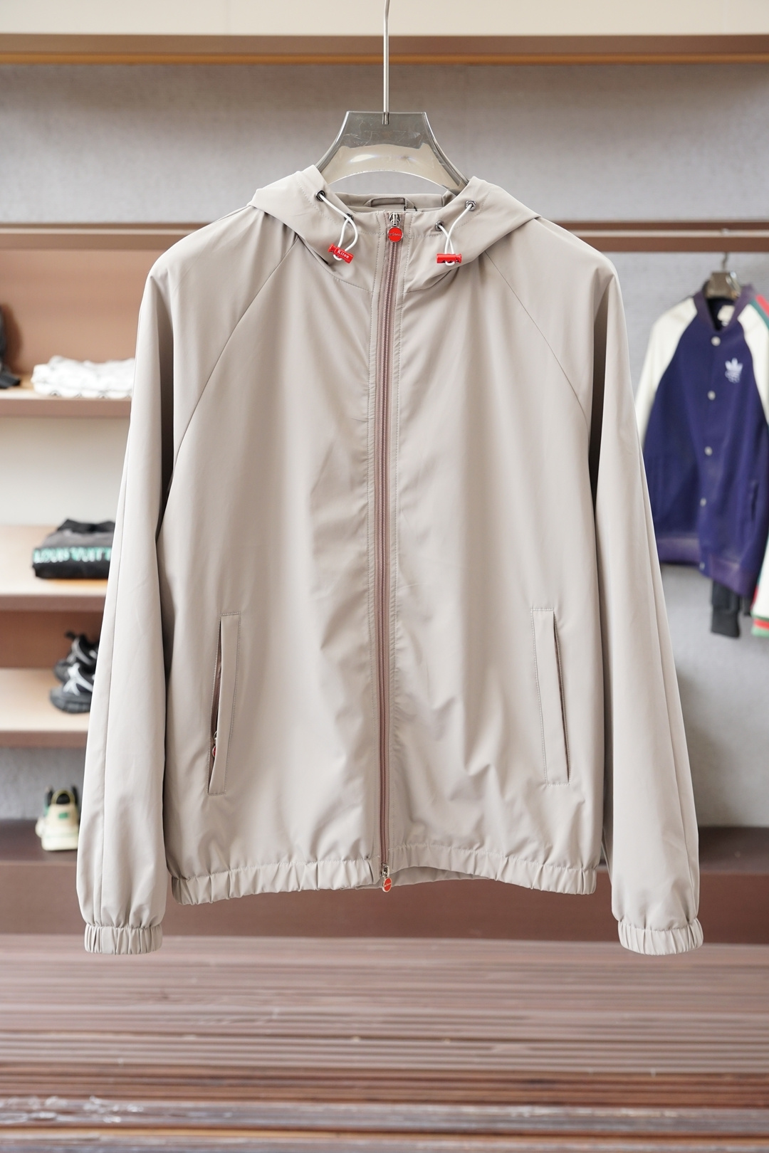 NO:610170,Kiton, the new men's casual customized jacket. Put on a simple and capable casual jacket, and instantly return to a fashionable and domineering state, and full of vitality. The most popular zipper design in history, all fabrics need to be customized, full of luxury. The slim tailoring reflects our perfect body shape and can be easily controlled regardless of whether we are fat or thin. Super versatile style, not picky, suitable for different age groups. High street practical style, with sharp tools Size M-3xl,, jackets &  coats,jackets & coats,alexander wang19860909奇顿-Kiton,新款男士休闲定制夹克外套.穿上简约干练的休闲外套,瞬间重回时髦霸气,又是活力满满的状态.史前最流行的拉链设计,面料全部需要定制,奢华感十足.修身的剪裁体现出我们完美的体型无论胖瘦都可以轻松驾驭.超百搭款式,不挑身材的款,适合不同年龄段穿着.高街实穿款,搭配利器 尺码M-3xl,,jackets & coats,jackets & coats,alexander wang,Men's clothing