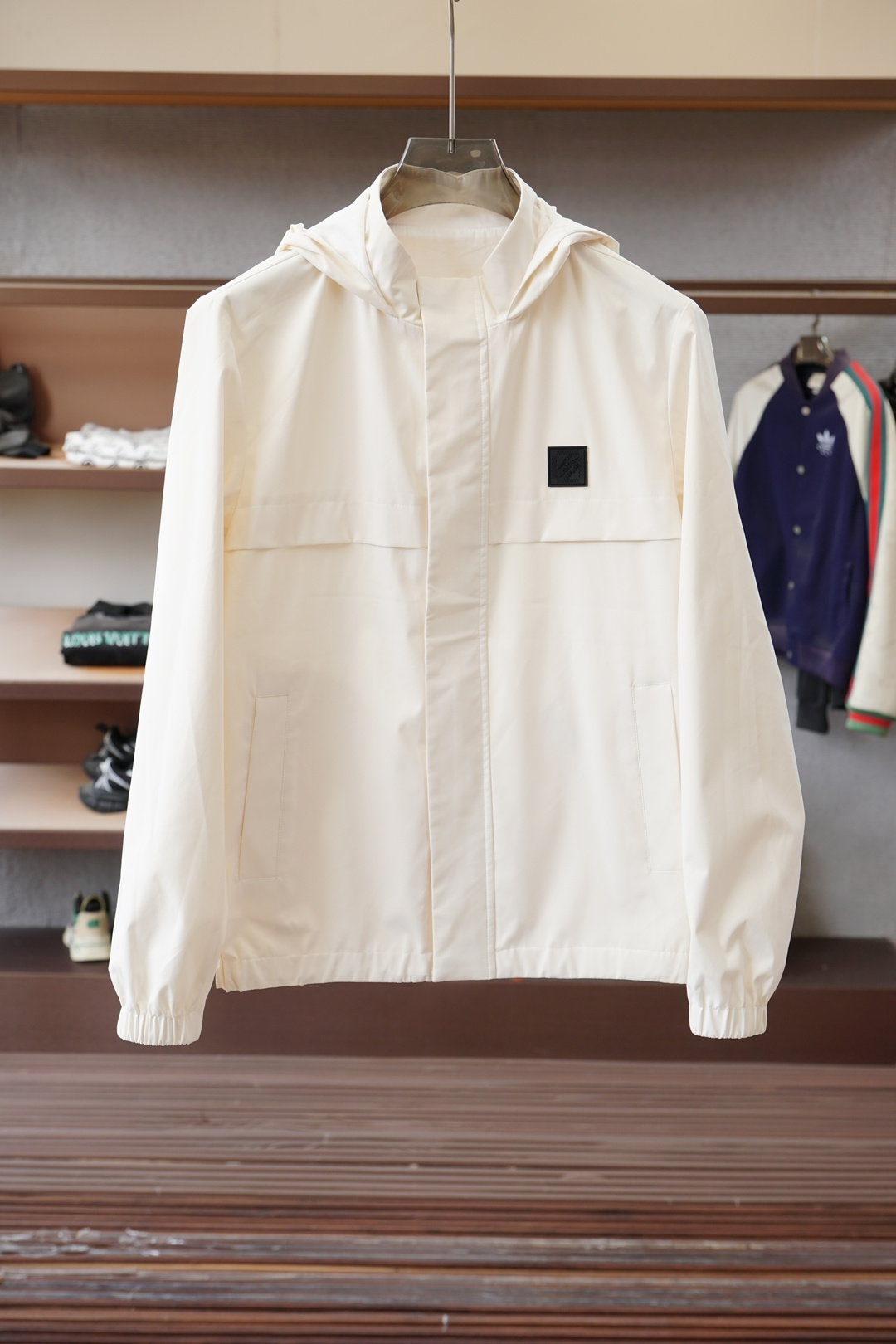 NO:610198,LV-Louis Vuitton-the latest fashion designer hooded double-sided jacket. One side is elegant and the other side has jacquard craftsmanship. The structural tailoring design changes to show men's diverse image changes. It is slim and neat, and tailored to meet the current popular multi-layered outfits. It is a versatile style for life!  Size M-4xL,,louis vuitton,louis vuitton,jackets & coats,hats,alexander wang19860909LV-路易威登-最新款时尚设计师款连帽双面外套 一面素雅一面提花工艺结构性剪裁的设计改变来展现男士多样的形象变化,修身利落、剪裁合体,满足时下正流行的多层次穿搭,生活百搭款式！ 码数M-4xL,,louis vuitton,louis vuitton,jackets & coats,hats,alexander wang,Men's clothing