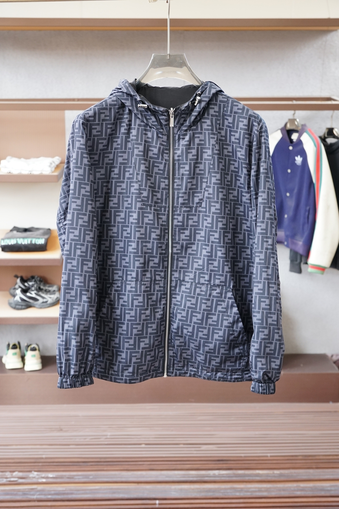 NO:610216,Fendi - Fendi's new men's double-sided casual jacket. Put on a simple and capable casual jacket, and instantly return to a fashionable and domineering state, and full of vitality. The most popular small stand-up collar zipper design in history, all fabrics need to be customized, full of luxury. The slim tailoring reflects our perfect body shape, whether fat or thin, it can be easily controlled. Super versatile style, not picky on body shape, suitable for different age groups. High street practical wear, a great tool for spring and summer matching  Size M-3xl,,fendi,fendi,jackets & coats,alexander wang19860909Fendi-芬迪年新款男士双面休闲外套,穿上简约干练的休闲外套,瞬间重回时髦霸气,又是活力满满的状态.史前最流行的小立领拉链设计,面料全部需要定制,奢华感十足.修身的剪裁体现出我们完美的体型无论胖瘦都可以轻松驾驭.超百搭款式,不挑身材的款,适合不同年龄段穿着.高街实穿款,春夏搭配利器 尺码M-3xl,,fendi,fendi,jackets & coats,alexander wang,Men's clothing