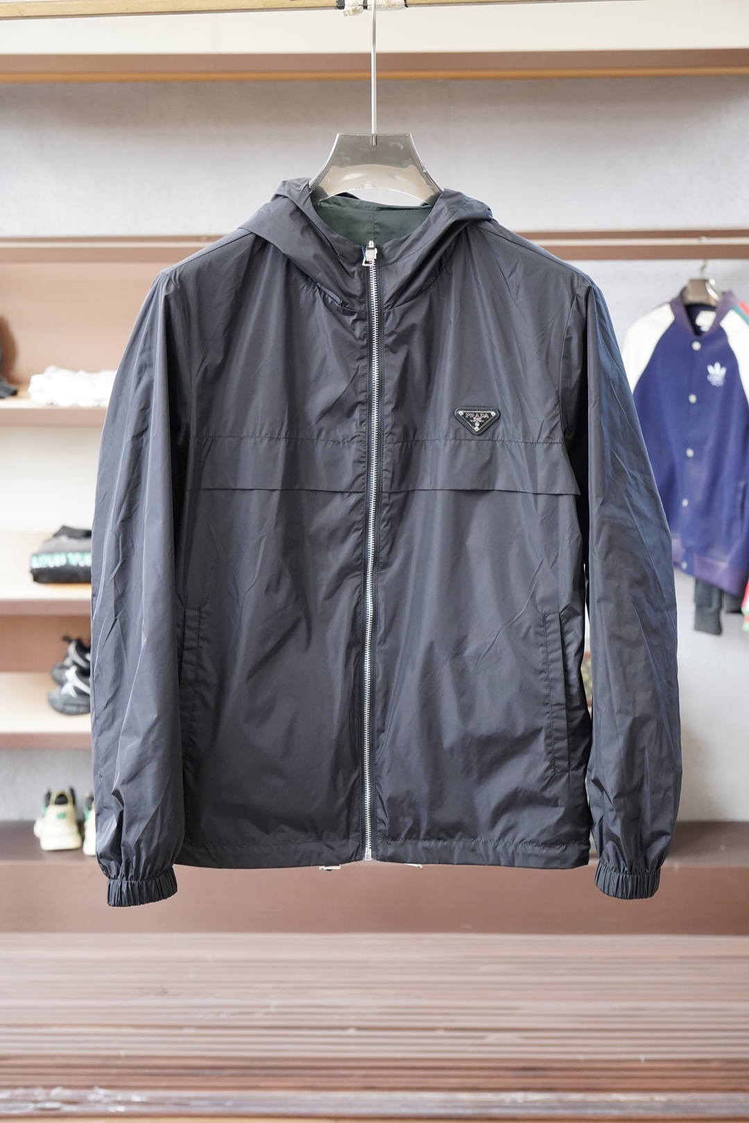 NO:610180,Prada, the new men's casual customized double-sided jacket. Put on a simple and capable casual jacket, and instantly return to a fashionable and domineering state, and full of vitality. The most popular zipper design in history, all fabrics need to be customized, full of luxury. The slim tailoring reflects our perfect body shape, whether fat or thin, it can be easily controlled. Super versatile style, not picky, suitable for different age groups. High street practical style, a great tool for spring and summer matching  Size M-3xl,,prada,prada,jackets & coats,jackets & coats,alexander wang19860909普拉达-Prada、新款男士休闲定制双面夹克外套.穿上简约干练的休闲外套,瞬间重回时髦霸气,又是活力满满的状态.史前最流行的拉链设计,面料全部需要定制,奢华感十足.修身的剪裁体现出我们完美的体型无论胖瘦都可以轻松驾驭.超百搭款式,不挑身材的款,适合不同年龄段穿着.高街实穿款,春夏搭配利器 尺码M-3xl,,prada,prada,jackets & coats,jackets & coats,alexander wang,Men's clothing