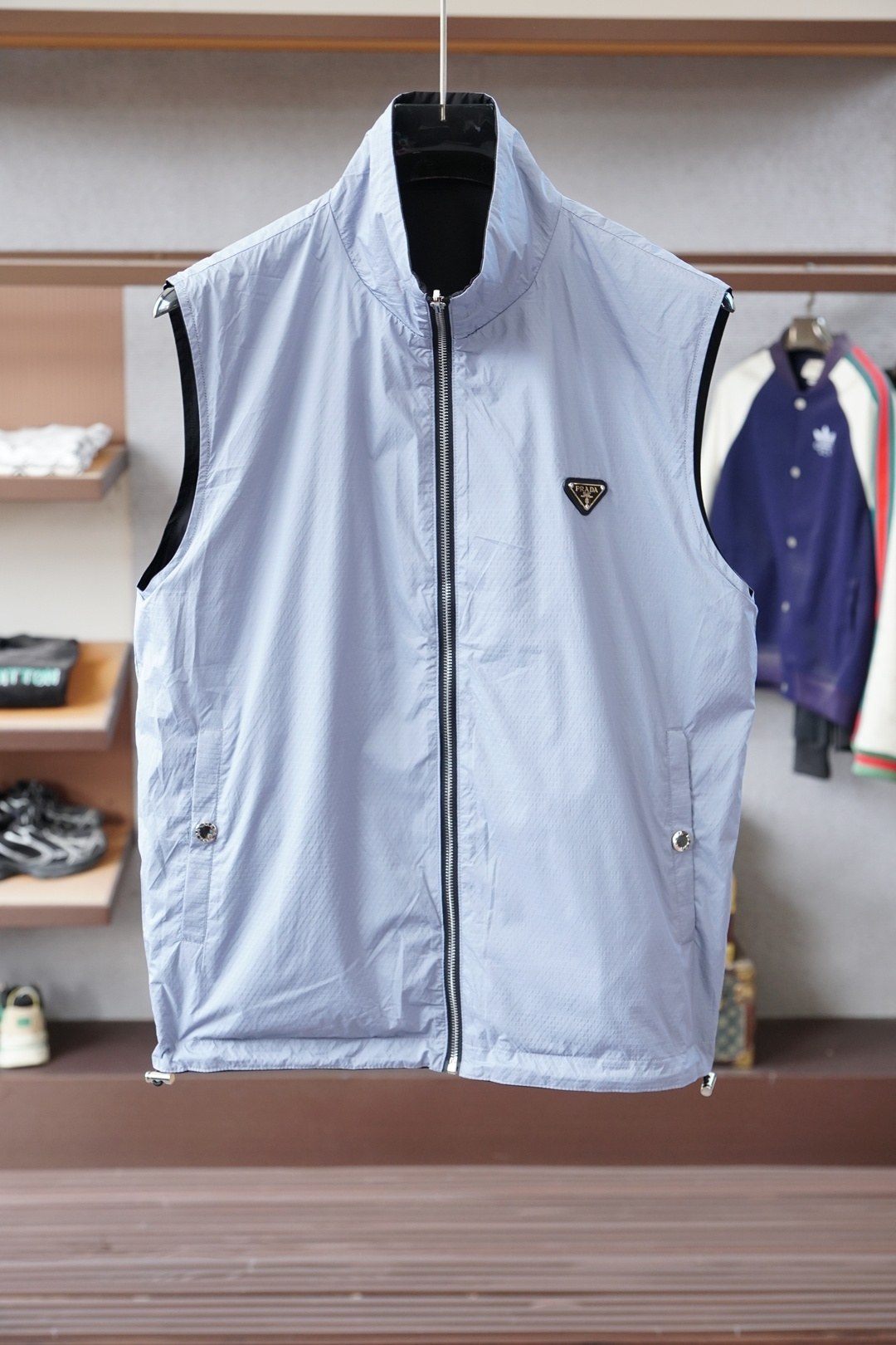 NO:610192,Prada's new autumn and winter men's casual customized double-sided jacket and vest. Put on the simple and capable casual double-sided vest and instantly return to a fashionable and domineering state, and full of vitality. The most popular zipper design in history, all fabrics need to be customized, full of luxury. The slim tailoring reflects our perfect body shape, whether fat or thin, it can be easily controlled. Super versatile style, not picky, suitable for different age groups. High street practical style, a great tool for spring and summer matching  Size M-4XL,,prada,prada,jackets & coats,jackets & coats,alexander wang19860909Prada 普拉达 新款秋冬季男士休闲定制双面夹克马甲外套.穿上简约干练的休闲双面马甲外套,瞬间重回时髦霸气,又是活力满满的状态.史前最流行的拉链设计,面料全部需要定制,奢华感十足.修身的剪裁体现出我们完美的体型无论胖瘦都可以轻松驾驭.超百搭款式,不挑身材的款,适合不同年龄段穿着.高街实穿款,春夏搭配利器 尺码M-4XL,,prada,prada,jackets & coats,jackets & coats,alexander wang,Men's clothing