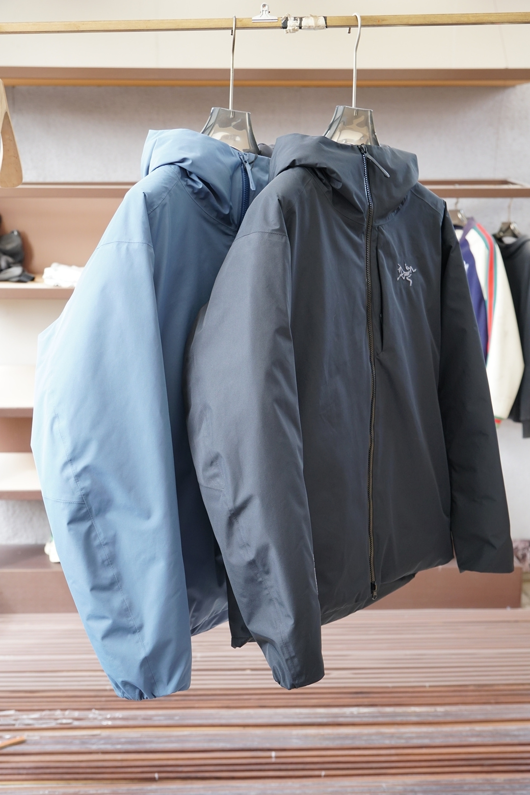 NO:610205,[Arcteryx] Arctery* new product on the shelves Hooded zippered down jacket Customized YB imported windproof stiffness regenerated nylon material Special process treatment Very wide and stylish, not easy to stain Filled with goose down inside, cold resistance index increased linearly Hooded drawstring zipper jacket Double zipper head design Adjustable slit height Light up the cool style Two-color splicing throughout the body Decorated with multi-zipper pocket design Simple yet practical  Long strips of embossed velvet filling on the inside effectively keep you warm. Whether you are doing outdoor skiing or daily travel, you can keep warm and graceful. Control the fashionable style. Standard 90 velvet filling. Gray goose down for velvet. Customized surface accessories. Look for the correct version. High version 2 colors M-2XL, arc'teryx, jackets & coats, down jacket, hats, alexander wang19860909始祖鸟】Arctery*新品上架 连帽拉链冲锋羽绒外套 定制YB进口防风挺度再生尼龙材质 特殊工艺处理 挺阔有型不易沾污 内里填充鹅绒 御寒指数直线提升 连帽抽绳拉链外套 双拉链头设计 可调节开叉高度 点亮飒爽风姿 通体两色拼接 饰以多拉链口袋设计 简约不失实用性 内里长条压纹充绒相间 有效保暖 无论是户外滑雪运动还是日常出行 都能有温度有风度 驾驭时尚造型 充绒标准90绒 充绒物灰鹅绒 定制面辅料 认准版本 高版本 2色 M-2XL,arc'teryx,jackets & coats,down jacket,hats,alexander wang,Men's clothing