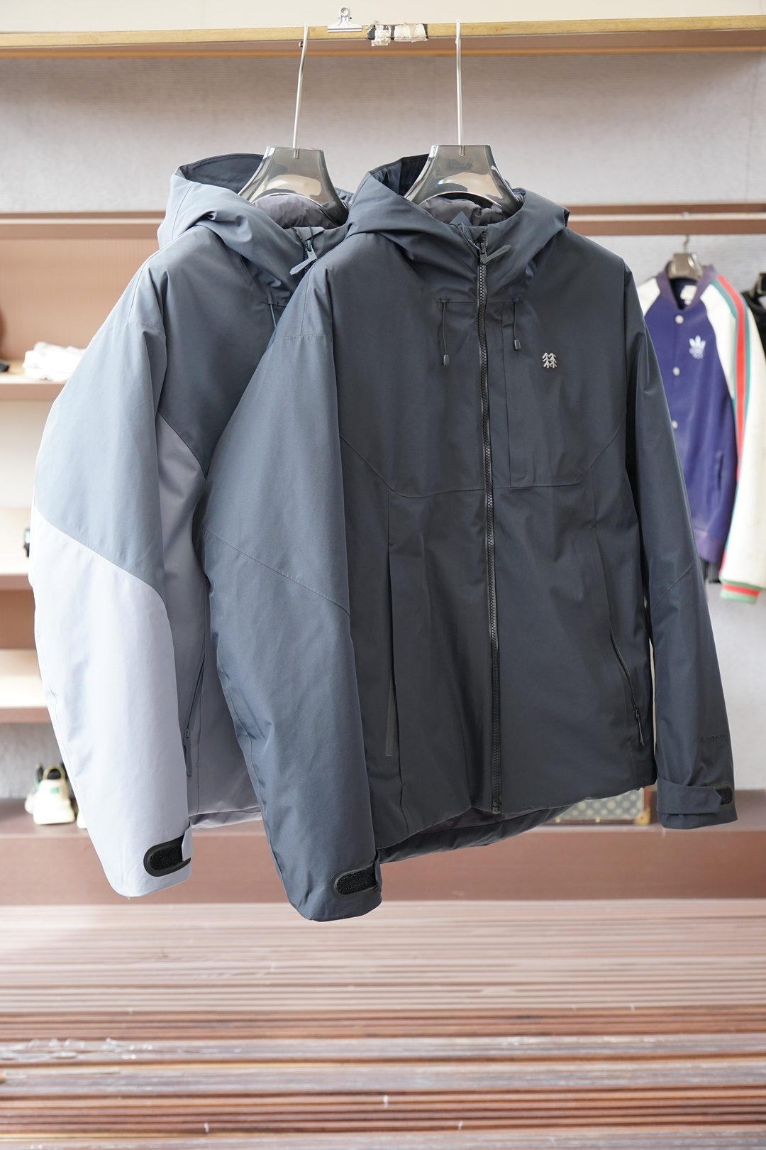 NO:610193,A clone of the original product/filling 90 (down content), 800 fill power high-quality goose down, a waterproof down jacket with 3L lightweight GORE-TEX fabric, and a new TUBE-style down filling method, which not only meets the windproof and cold-resistant effects, but also improves internal moisture permeability. Technological filling fiber is used in the armpits to ensure thermal insulation, improve breathability, and is designed with armpit zippers to improve comfort during high-intensity exercise.  There is a large mesh pocket on the inside, which is used to store mountaineering goggles and other items needed for mountaineering, hiking and sports. The detachable snow skirt design can meet the needs of outdoor sports such as skiing, skirts, down jacket, alexander wang19860909克隆原单狠货/填充90（绒子含量）,800蓬松度高品质鹅绒,配合3L轻量GORE-TEX面料的防水羽绒冲锋衣,搭配全新TUBE式充绒方式,既满足防风,抗寒的效果,同时,提高内部透湿性腋下采用科技填充纤维,保证保温性,提高透气性,配合腋下拉链设计◇提高高强度运动时的舒适性 内侧设有大尺寸网布口袋,用于登山,徒步以运动时所需的登山镜等物件的收纳需求,可拆卸式雪裙设计,可满足滑雪等户外运动,,skirts,down jacket,alexander wang,Men's clothing