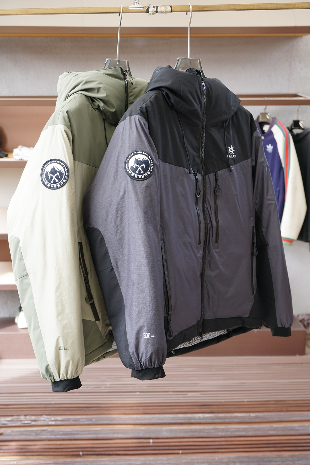 NO:610199,Kailer Stone/Professional outdoor climbing equipment Kailer Stone 6000GT is an alpine down jacket designed for high-altitude extreme environments. It is designed for snow mountain climbing scenarios above 6,000 meters to meet the rigorous needs of professional climbers against extreme cold, strong winds, and blizzards. Compared with ordinary down jackets, it emphasizes protection + reliability and is a true 'mobile shelter'!  Pain point 1 Threat of extreme cold and hypothermia: 294 grams (L size) 800FP high-loft goose down has a filling capacity far beyond that of ordinary models, with a fill power of up to 800FP, full temperature locking ability, and is as stable as a heater at -30°C!  FILTER-TEC 2L technical fabric is windproof, waterproof and breathable. It can keep the inside dry even in snowy weather, saying goodbye to 'dampness outside and coldness inside'. Pain point 2: heavy restraint for movement. Three-dimensional sports tailoring under the arms and shoulders, flexible splicing, no lag in large movements such as ice climbing and hiking. Pain point 3: failure to keep warm in cold and humid environments. Detailed protection windproof high collar + YKK two-way zipper + hand warmer pockets to prevent cold wind from drilling into seams.  The inner back mesh moisture-absorbing and dispersing structure dynamically absorbs and wicks away sweat, improving the sports experience. CoreHeat human body core temperature locking and protection system accurately provides warmth protection for the heart area. 'Rely on it to save your life when climbing snowy mountains at minus 30℃! Kailer Stone 6000GT is really worth it!' Suitable for hard-core players who climb 6000m+ snow-capped mountains, and outdoor people who are afraid of the cold and hate being bloated.  It is recommended to wear a quick-drying sweat-wicking layer + fleece in the middle, and wear a hard-shell jacket (if you need to protect against rain and snow), down jacket, alexander wang19860909凯乐石/ 专业户外攀登装备凯乐石6000GT是专为高海拔极限环境设计的高山羽绒服,针对6000米以上雪山攀登场景,满足专业登山者对抗极寒、狂风、暴雪的严苛需求.相比普通羽绒服,它更强调防护性+可靠性,是真正的“移动庇护所”！ 痛点1极寒失温威胁 294克(L码）800FP高蓬松鹅绒充绒量远超普通款,蓬松度高达800FP,锁温能力拉满,-30℃也能稳如暖炉！ FILTER-TEC 2L科技面料防风防水透湿,暴雪天气也能保持内部干爽,告别“外湿内冷”. 痛点2厚重束缚行动 立体运动剪裁腋下、肩部灵活拼接,攀冰、徒步大幅动作不卡顿. 痛点3湿冷环境保暖失效 细节防护防风高领+YKK双向拉链+暖手口袋,杜绝冷风钻缝 内侧后背网布吸湿疏导结构,动态吸湿排汗,提升运动体验 CoreHeat人体核心锁温防护系统,精准为心脏区域提供保暖防护 “零下30℃雪山冲顶靠它救命！凯乐石6000GT真的值！” 适合人群攀登6000米+雪山的硬核玩家、怕冷又讨厌臃肿的户外人群 搭配建议内搭速干排汗层+中间抓绒,外穿硬壳冲锋衣（如需防雨雪）,,down jacket,alexander wang,Men's clothing