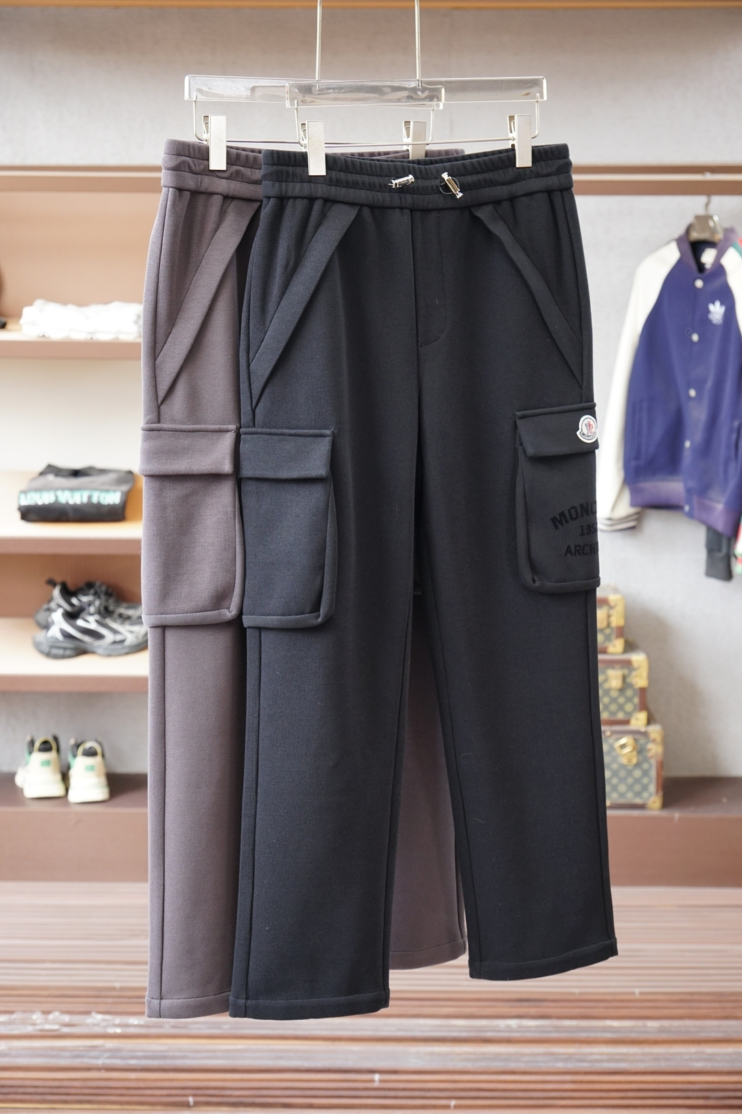 NO:610246,Mengkou - Autumn and Winter. Full product order, warm and stylish. Velvet elastic waist straight-leg casual pants. Classic and versatile. Logo hardware embellishment, elastic waist and drawstring fit. Classic and versatile. The upper body has a casual sense of relaxation. The fabric is made of blended wool, comfortable and breathable. It is warm and reflects high-end texture. Full product order. Color: black, brown, size m to xxxl, Moncler, alexander wang19860909蒙口-秋冬 全品相订单,保暖有型 加绒松紧腰直脚休闲裤 经典百搭 标志五金的点缀,松紧腰抽绳合体的剪裁 经典百搭同时 上身有总随意的松弛感 面料采用混纺羊毛材质,舒适透气 保暖的同时 体现高档质感 全品相的订单,颜色 黑色 咖啡色码数m到xxxl,,Moncler,alexander wang,Men's clothing
