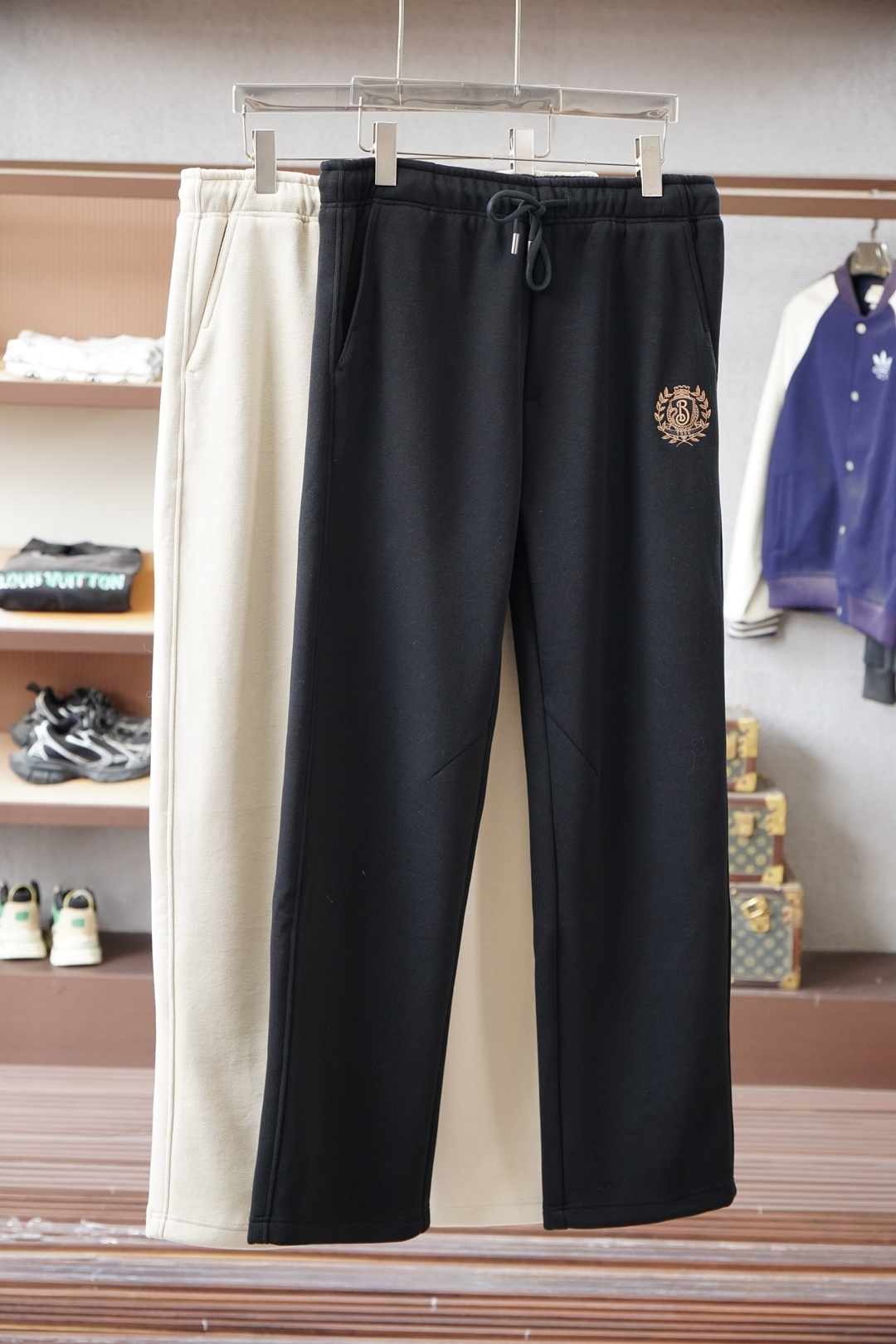 NO:610254,BBR Burberry - Autumn and Winter. Full product order, warm and stylish. Velvet elastic waist straight-leg casual pants. Classic and versatile. Logo hardware embellishment, elastic waist and drawstring fit. Classic and versatile. The upper body has a casual sense of relaxation. The fabric is made of blended wool, comfortable and breathable. It is warm and reflects high-end texture. Full product order, color. Black khaki - size m to xxxl,, burberry, alexander wang19860909BBR巴宝莉-秋冬 全品相订单,保暖有型 加绒松紧腰直脚休闲裤 经典百搭 标志五金的点缀,松紧腰抽绳合体的剪裁 经典百搭同时 上身有总随意的松弛感 面料采用混纺羊毛材质,舒适透气 保暖的同时 体现高档质感 全品相的订单,颜色 黑色 卡其色-码数m到xxxl,,burberry,alexander wang,Men's clothing