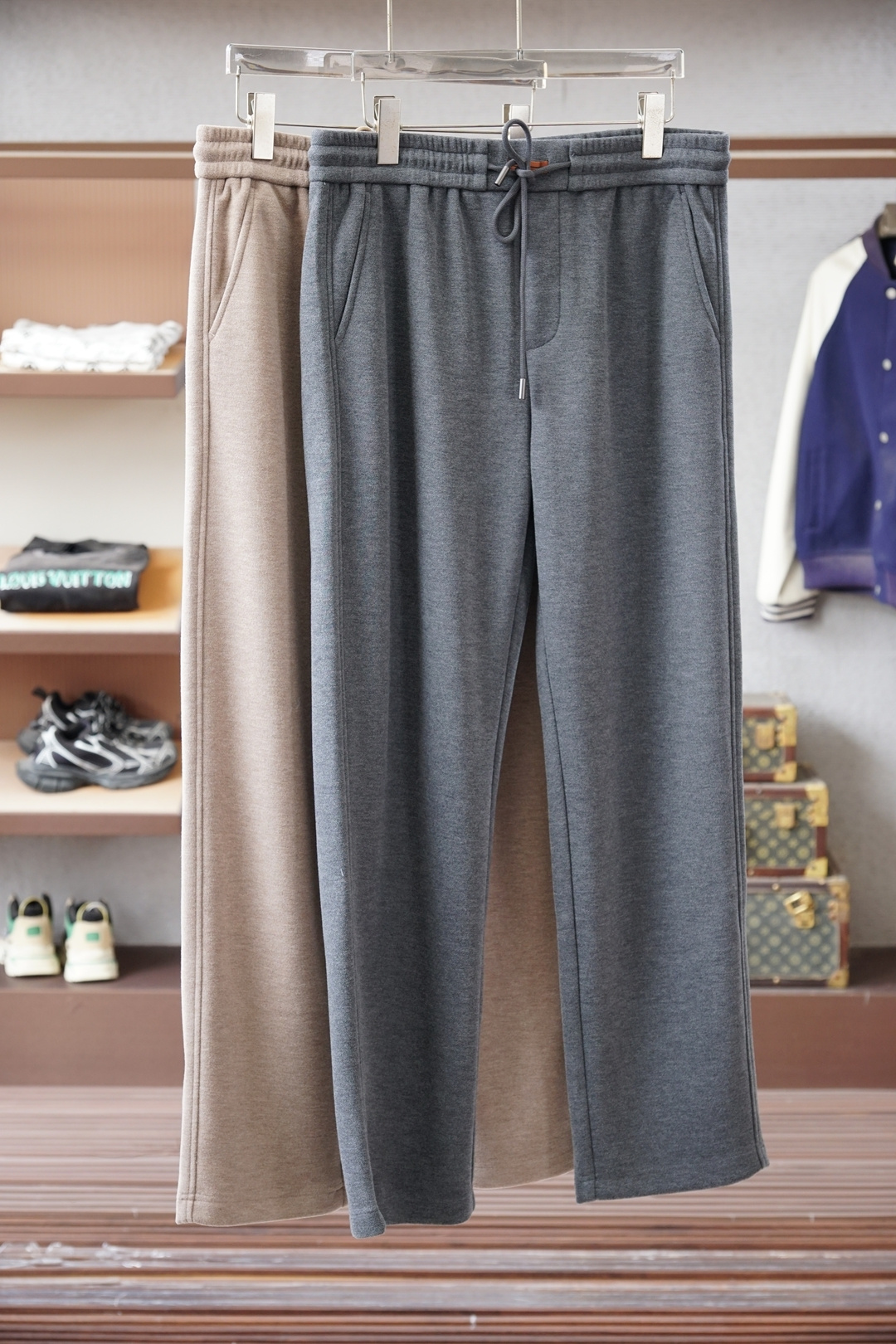 NO:610257,Zegna - Autumn and Winter Full product order, warm and stylish thickened pure cotton elastic waist straight-leg casual pants, classic and versatile. Logo hardware embellishment, elastic waist drawstring fit tailoring. Classic and versatile at the same time. The upper body has a casual sense of relaxation. The fabric is made of blended wool, comfortable and breathable. It is warm and reflects high-end texture. Full product order, color black khaki - size m to xxxl,,zegna,alexander wang19860909杰尼亚-秋冬 全品相订单,保暖有型 加厚纯棉松紧腰直脚休闲裤 经典百搭 标志五金的点缀,松紧腰抽绳合体的剪裁 经典百搭同时 上身有总随意的松弛感 面料采用混纺羊毛材质,舒适透气 保暖的同时 体现高档质感 全品相的订单,颜色 黑色 卡其色-码数m到xxxl,,zegna,alexander wang,Men's clothing