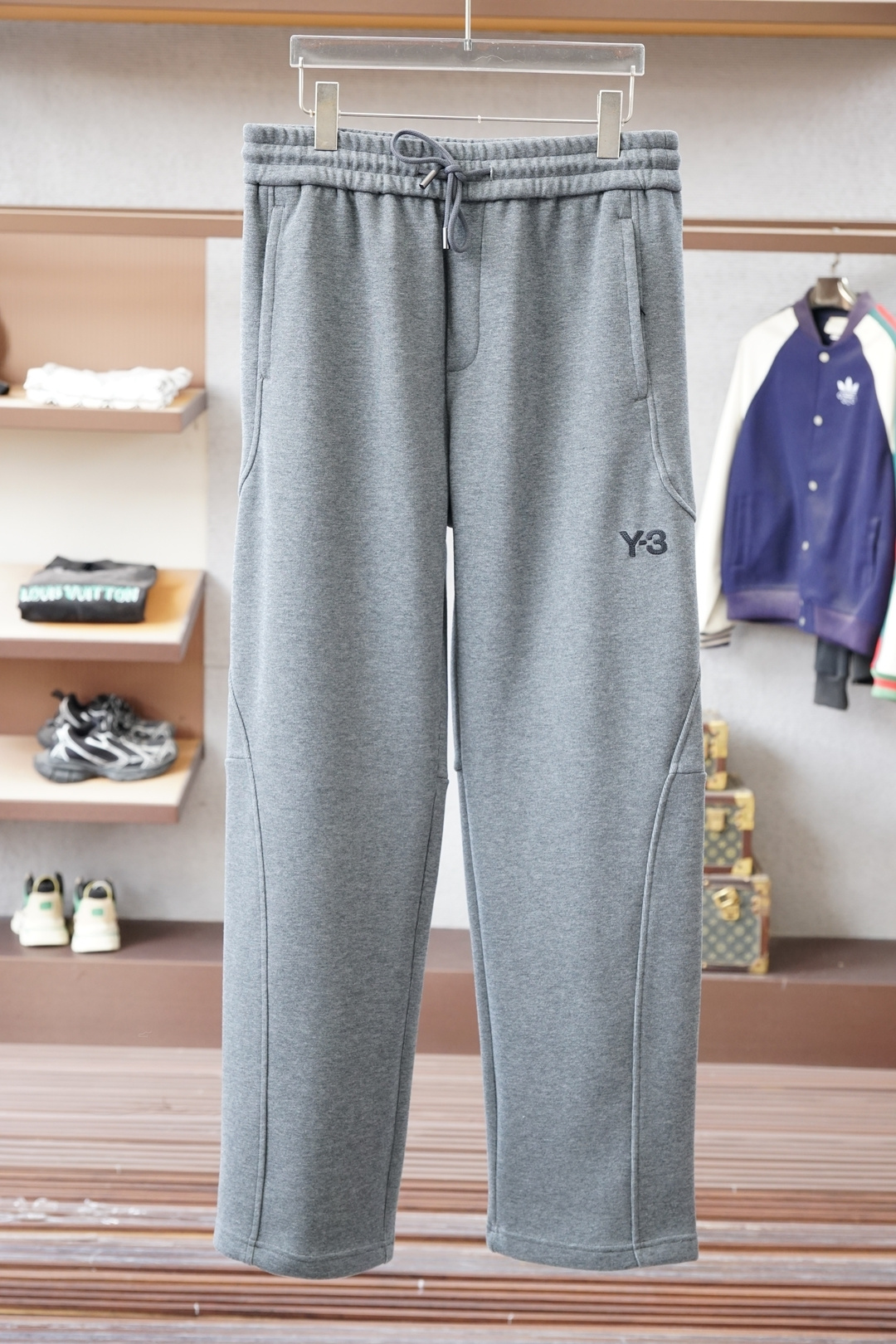 NO:610260,Y3-Autumn and Winter Full product order, warm and stylish. Velvet elastic waist straight-leg casual pants. Classic and versatile. Logo hardware embellishment, elastic waist drawstring and fitted tailoring. Classic and versatile at the same time. The upper body has a casual and relaxed feeling. The fabric is made of blended wool, which is comfortable and breathable. It is warm and reflects high-end texture. Full product order. Color: black, brown, code size m to xxxl, alexander wang19860909Y3-秋冬 全品相订单,保暖有型 加绒松紧腰直脚休闲裤 经典百搭 标志五金的点缀,松紧腰抽绳合体的剪裁 经典百搭同时 上身有总随意的松弛感 面料采用混纺羊毛材质,舒适透气 保暖的同时 体现高档质感 全品相的订单,颜色 黑色 咖啡色码数m到xxxl,,alexander wang,Men's clothing