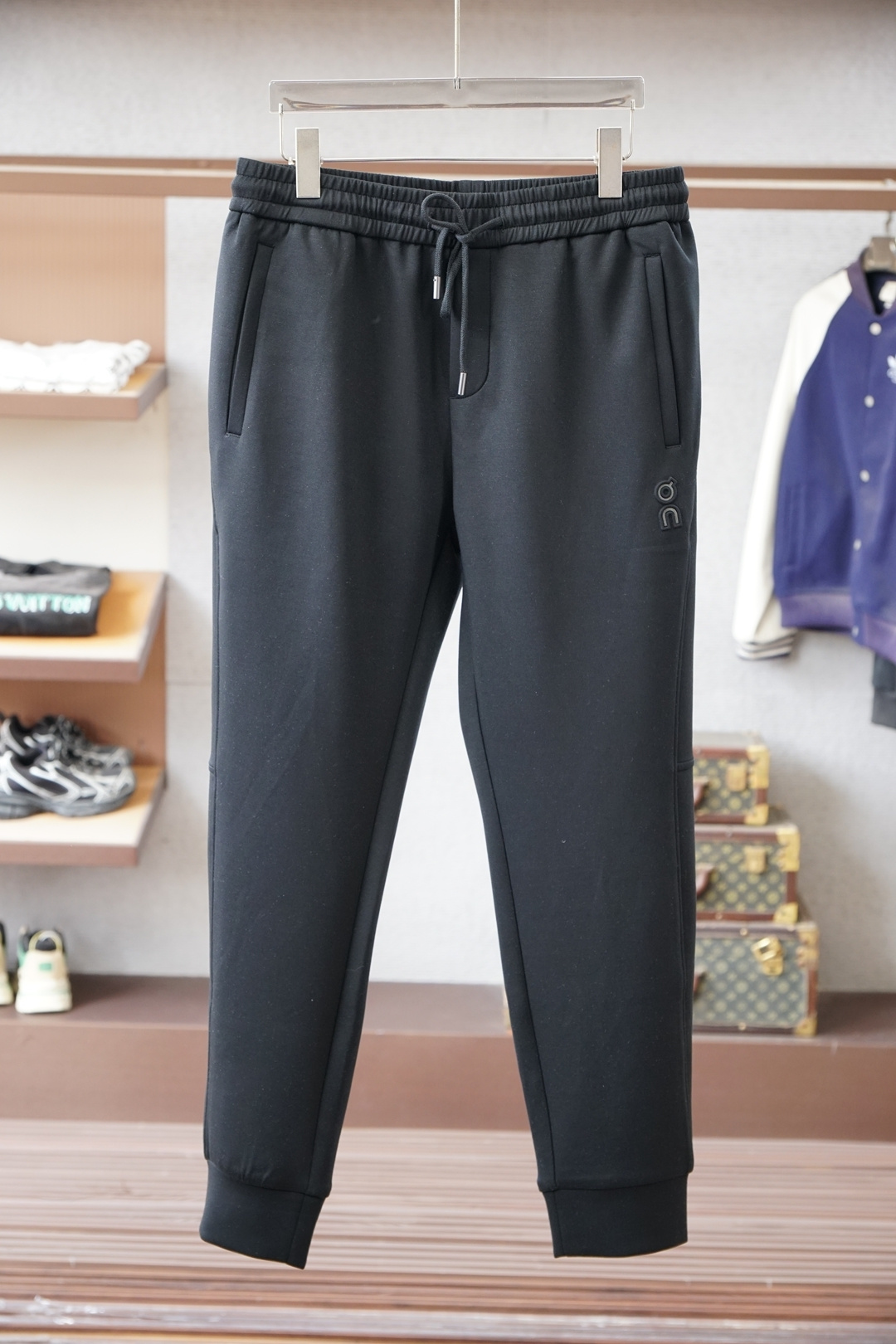 NO:610222,Europa - Autumn and Winter Full product order, warm and stylish. Casual pants with velvet elastic waist and ankles. Classic and versatile. Decorated with logo hardware, elastic waist and drawstring. Fitted tailoring. Classic and versatile at the same time. The upper body has a casual sense of relaxation. The fabric is made of blended wool, comfortable and breathable. It is warm and reflects high-end texture. Full product order. Color: black, brown, code size m to xxxl, alexander wang19860909欧跑-秋冬 全品相订单,保暖有型 加绒松紧腰束脚休闲裤 经典百搭 标志五金的点缀,松紧腰抽绳合体的剪裁 经典百搭同时 上身有总随意的松弛感 面料采用混纺羊毛材质,舒适透气 保暖的同时 体现高档质感 全品相的订单,颜色 黑色 咖啡色码数m到xxxl,,alexander wang,Men's clothing