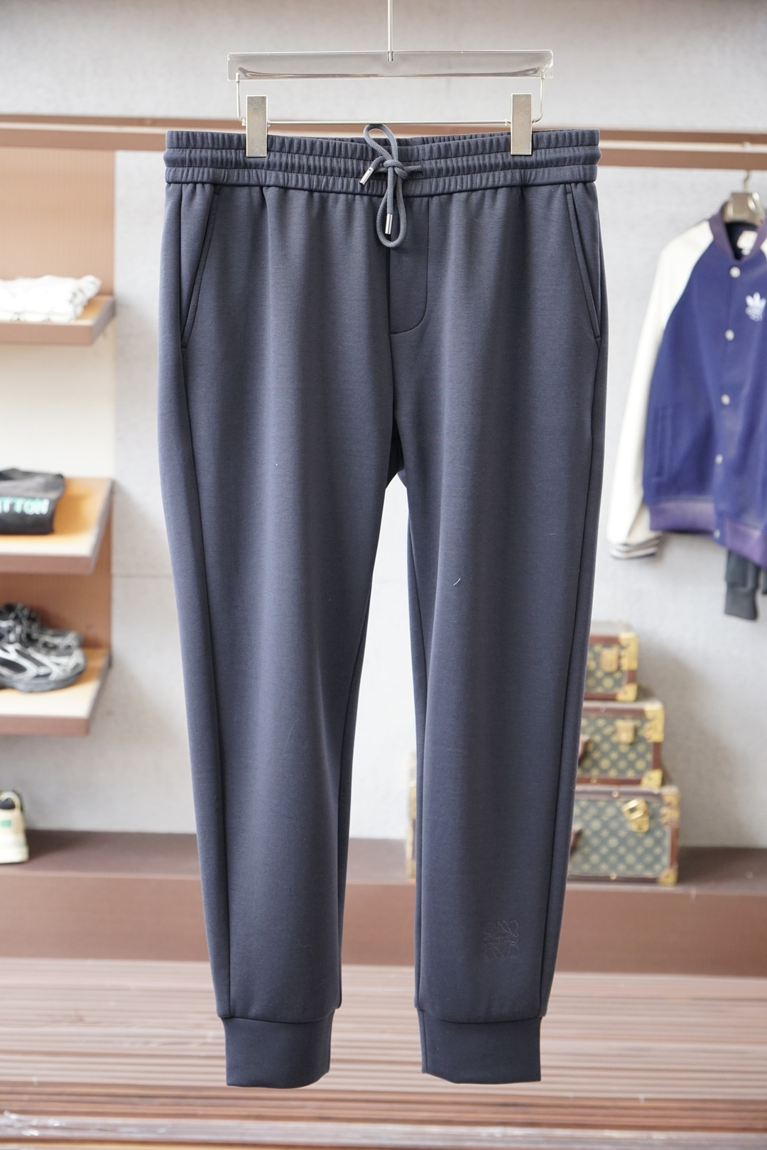 NO:610227,Loewe Autumn and Winter. Full product order, warm and stylish. Thickened elastic waist casual pants. Classic and versatile. Logo hardware embellishment, elastic waist and drawstring fit. Classic and versatile. The upper body has a casual sense of relaxation. The fabric is made of blended wool, comfortable and breathable. It is warm and reflects high-end texture. Full product order. Color: black. Brown, code size m to xxxl, loewe, loewe, alexander wang19860909Loewe罗意威秋冬 全品相订单,保暖有型 加厚松紧腰束脚休闲裤 经典百搭 标志五金的点缀,松紧腰抽绳合体的剪裁 经典百搭同时 上身有总随意的松弛感 面料采用混纺羊毛材质,舒适透气 保暖的同时 体现高档质感 全品相的订单,颜色 黑色 咖啡色码数m到xxxl,,loewe,loewe,alexander wang,Men's clothing