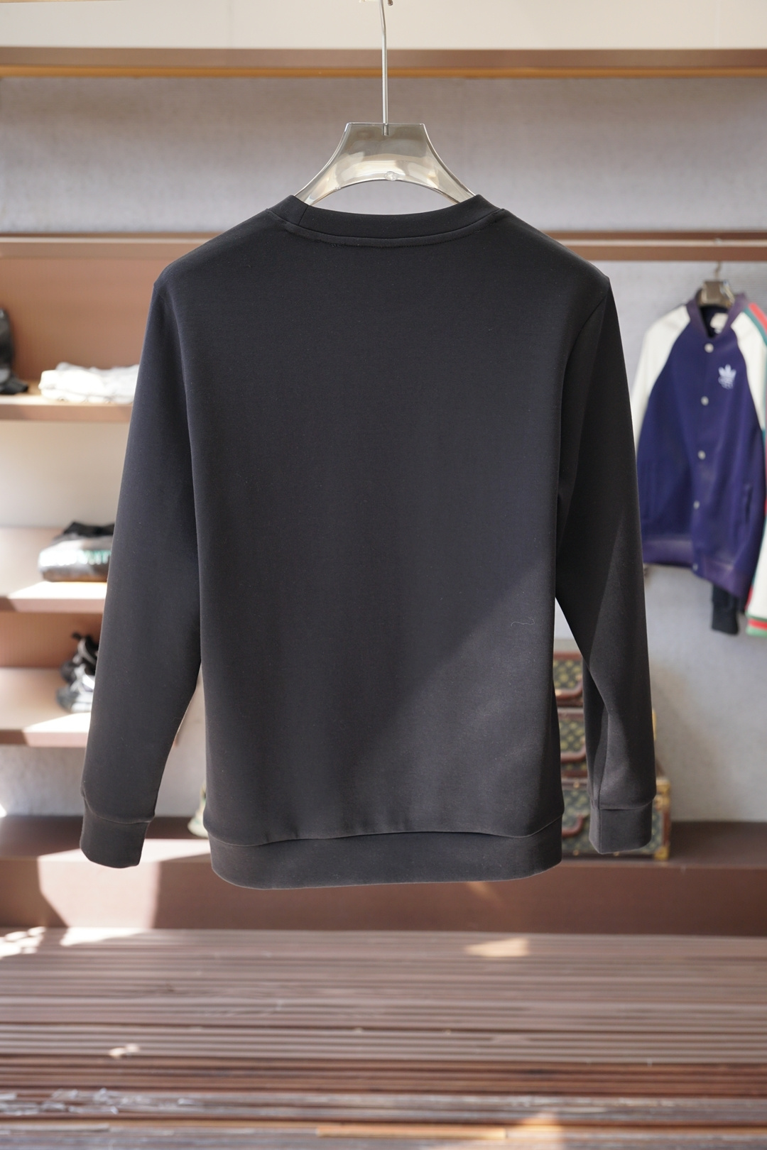 纪梵希-25秋冬新品饰字母印花标识针织圆领卫衣，正面饰字母印花，采用400克重莱赛尔空气层面料，其特性：