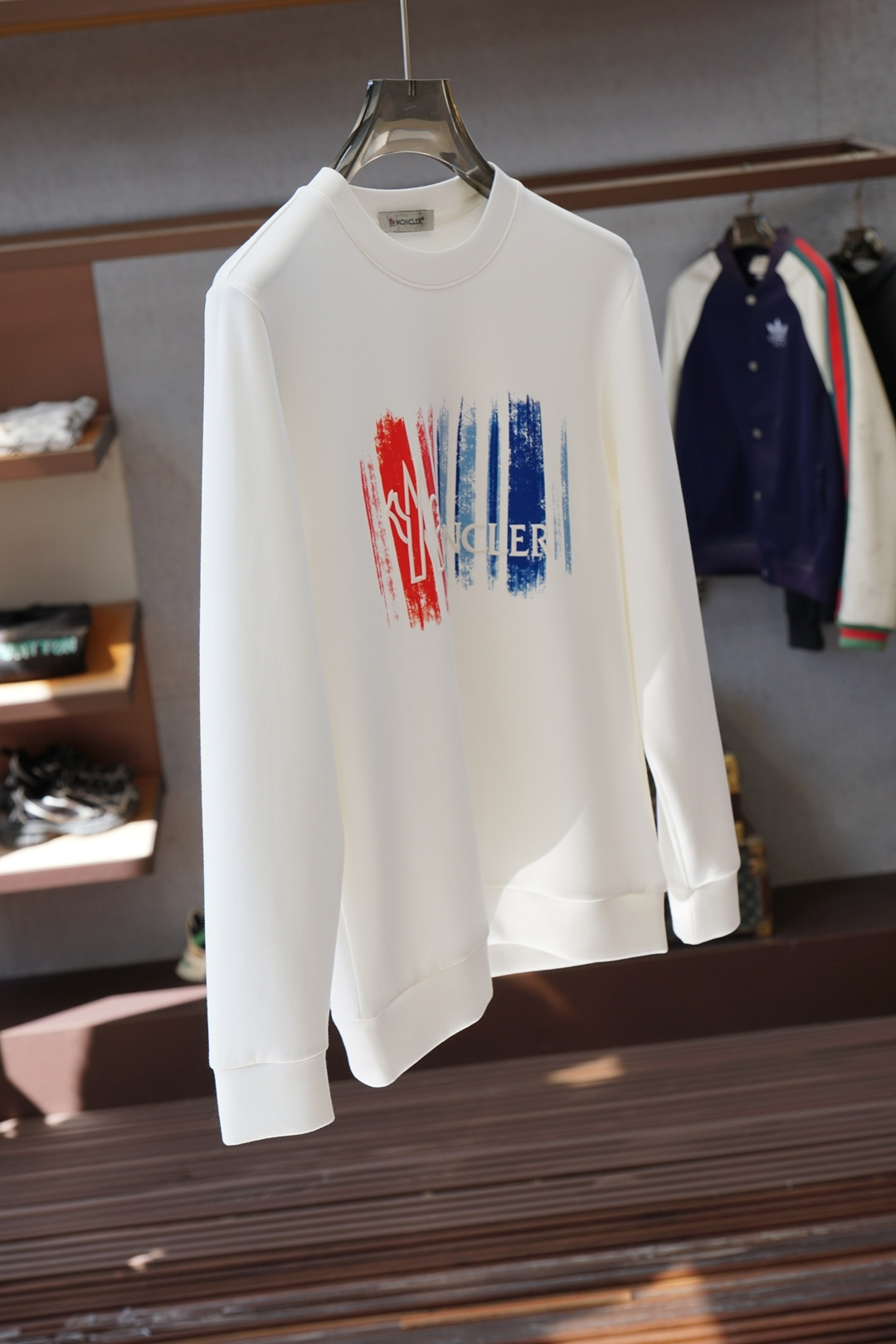 纪梵希-25秋冬新品饰字母印花标识针织圆领卫衣，正面饰字母印花，采用400克重莱赛尔空气层面料，其特性：