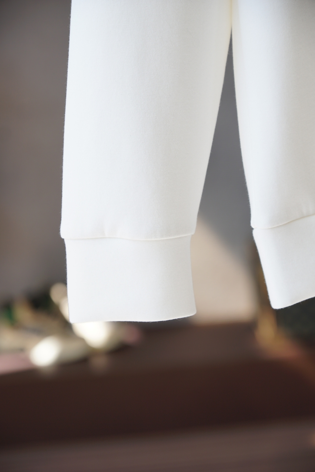 纪梵希-25秋冬新品饰字母印花标识针织圆领卫衣，正面饰字母印花，采用400克重莱赛尔空气层面料，其特性：