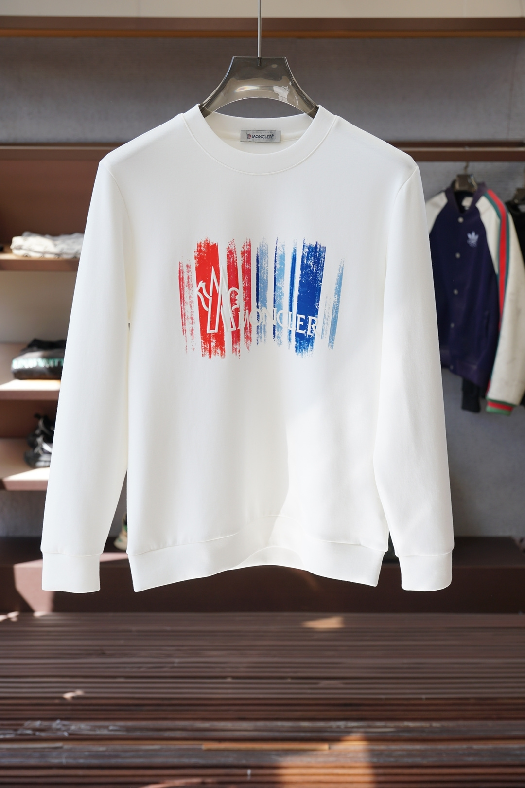 纪梵希-25秋冬新品饰字母印花标识针织圆领卫衣，正面饰字母印花，采用400克重莱赛尔空气层面料，其特性：