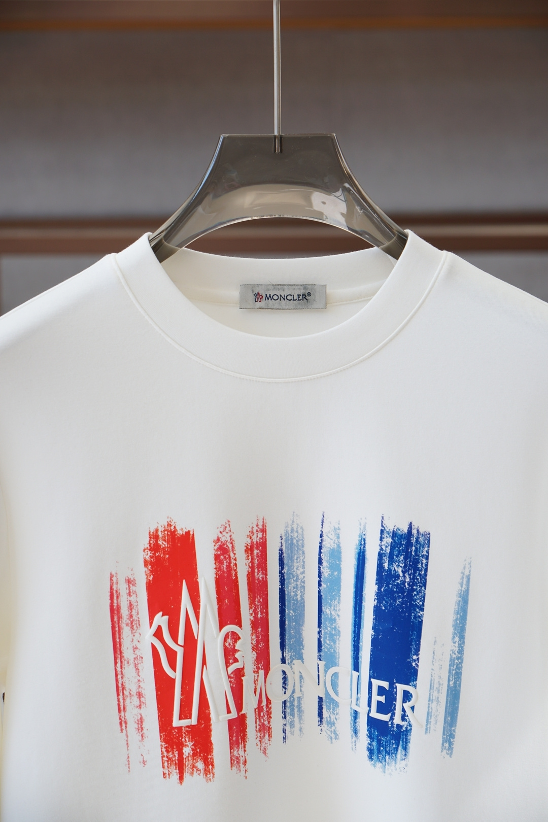 纪梵希-25秋冬新品饰字母印花标识针织圆领卫衣，正面饰字母印花，采用400克重莱赛尔空气层面料，其特性：