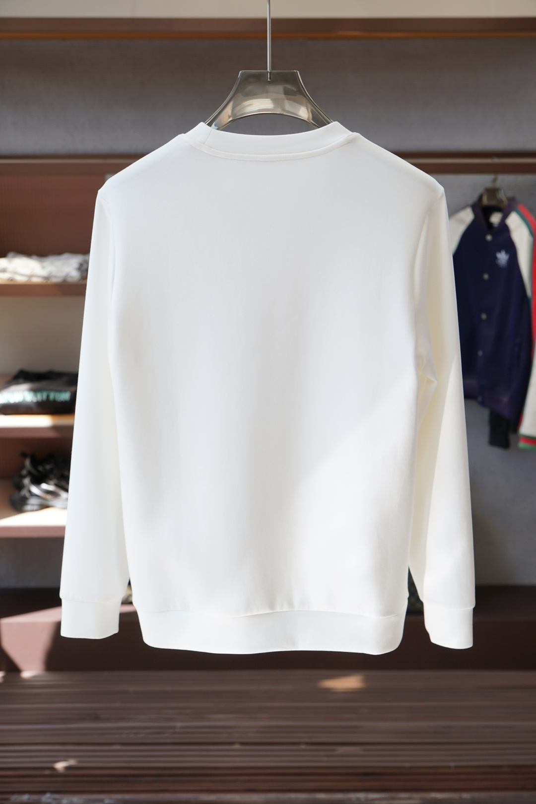 纪梵希-25秋冬新品饰字母印花标识针织圆领卫衣，正面饰字母印花，采用400克重莱赛尔空气层面料，其特性：