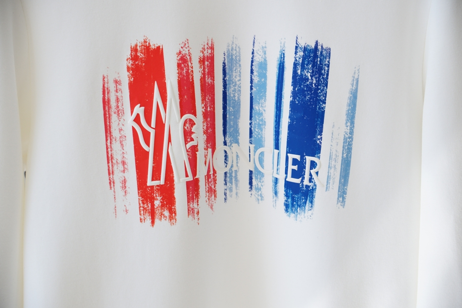 纪梵希-25秋冬新品饰字母印花标识针织圆领卫衣，正面饰字母印花，采用400克重莱赛尔空气层面料，其特性：