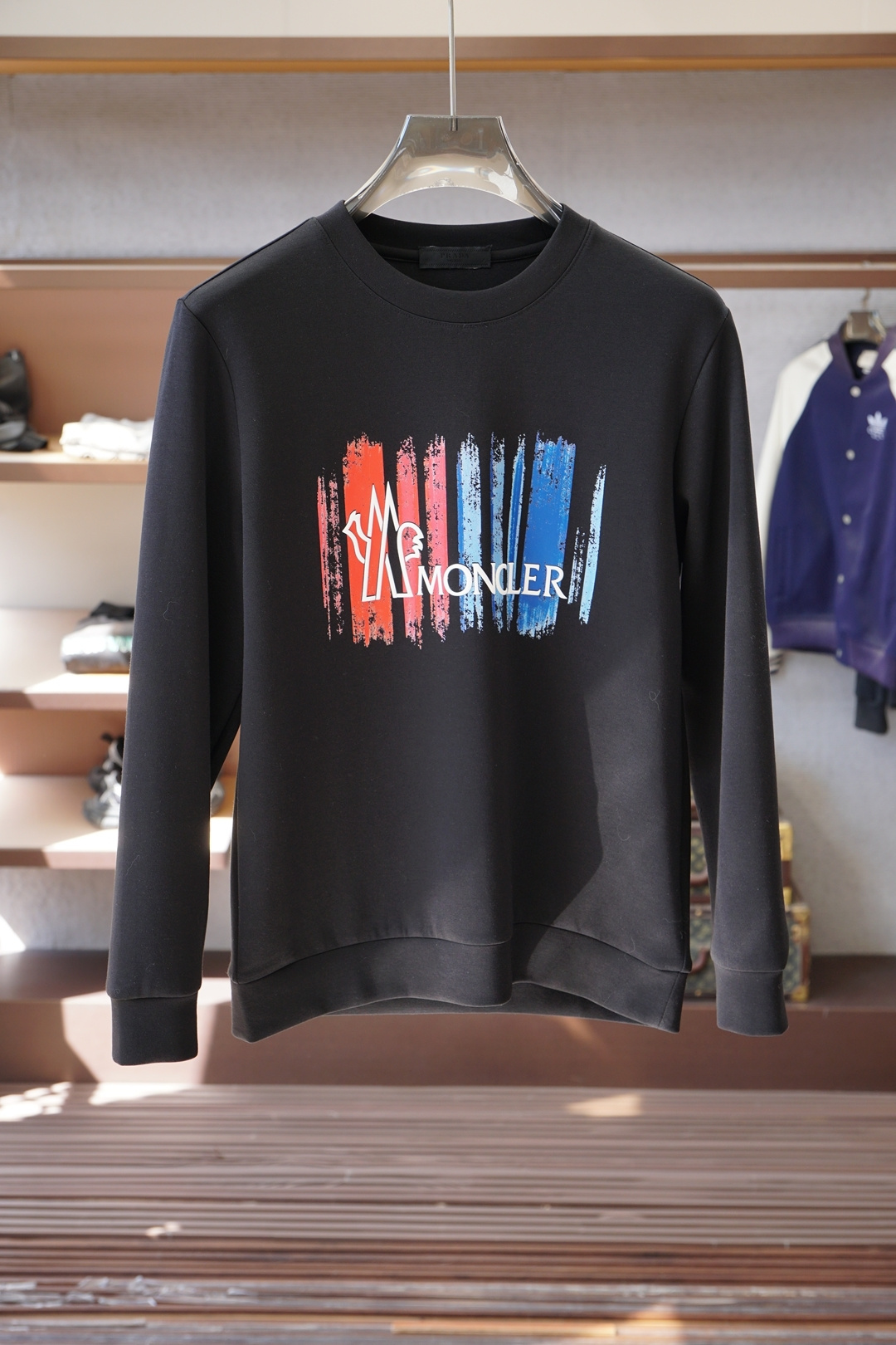 纪梵希-25秋冬新品饰字母印花标识针织圆领卫衣，正面饰字母印花，采用400克重莱赛尔空气层面料，其特性：