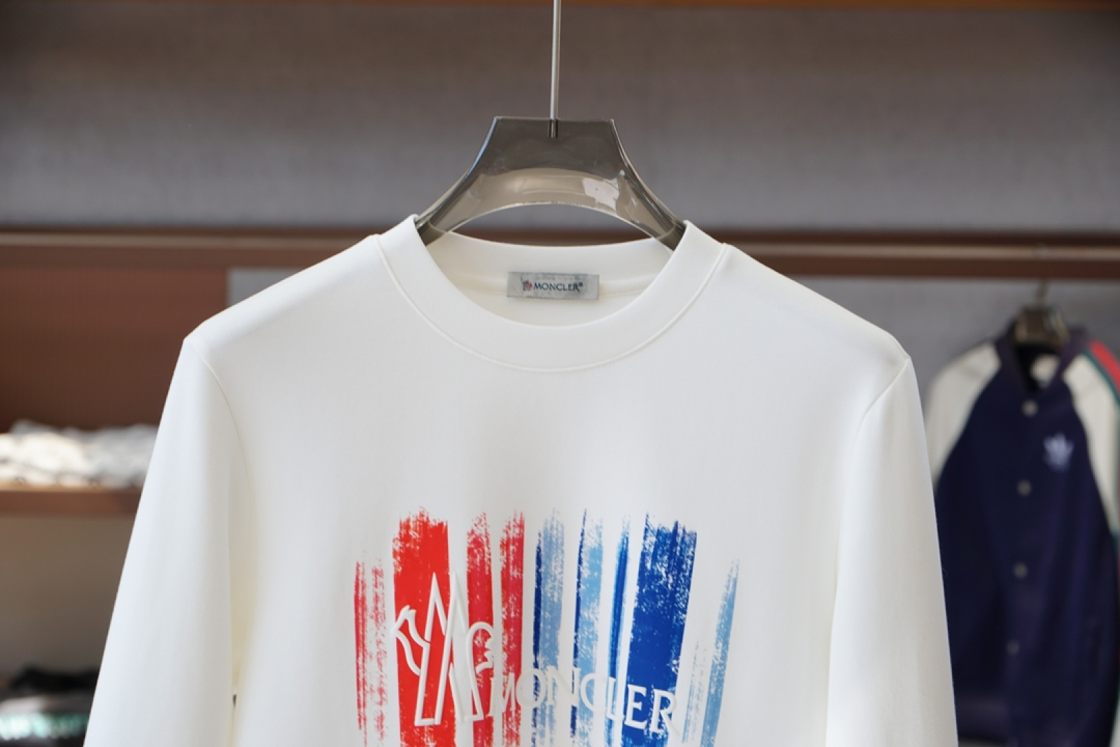 纪梵希-25秋冬新品饰字母印花标识针织圆领卫衣，正面饰字母印花，采用400克重莱赛尔空气层面料，其特性：