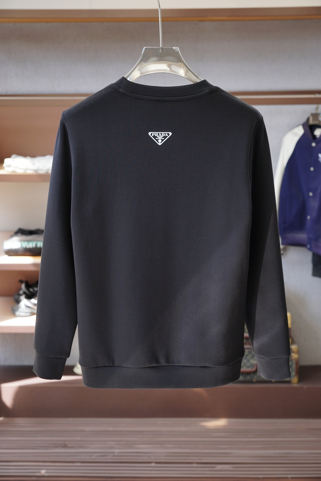 Prada普拉达-25秋冬新品饰字母印花标识针织圆领卫衣，正面饰字母印花，采用400克重莱赛尔空气层面料
