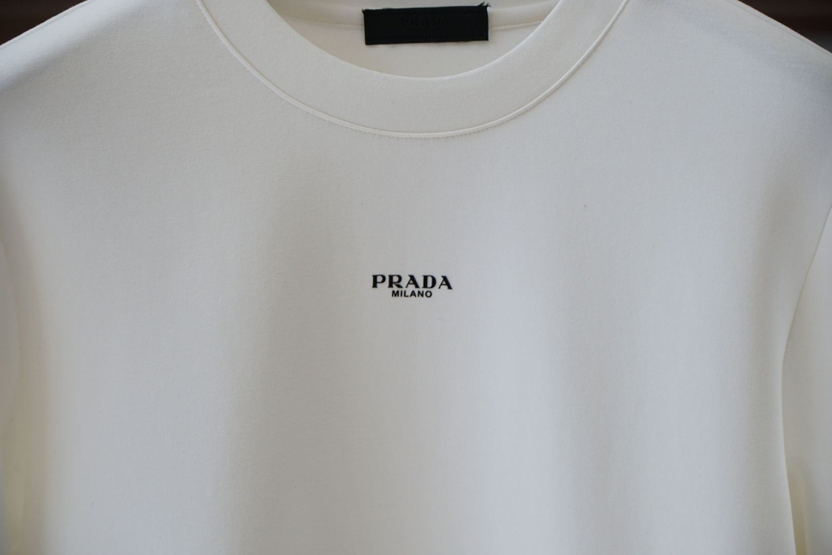 Prada普拉达-25秋冬新品饰字母印花标识针织圆领卫衣，正面饰字母印花，采用400克重莱赛尔空气层面料